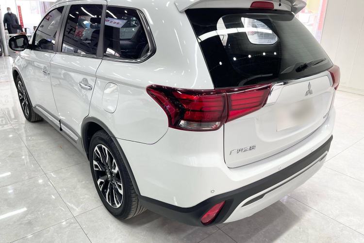 Used Mitsubishi Outlander 2019 2.4L 4x4 Zhi Xiang Edition 5 Seats China VI Standard
