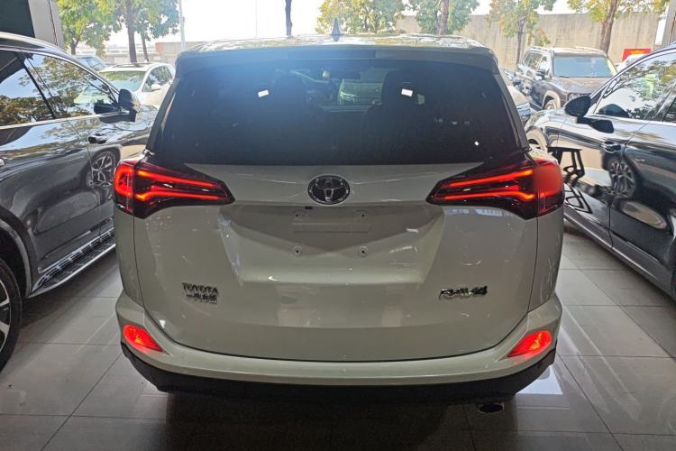 Used Toyota RAV4 2016 2.0L CVT Two-Wheel Drive Fashion Edition China V Standard
