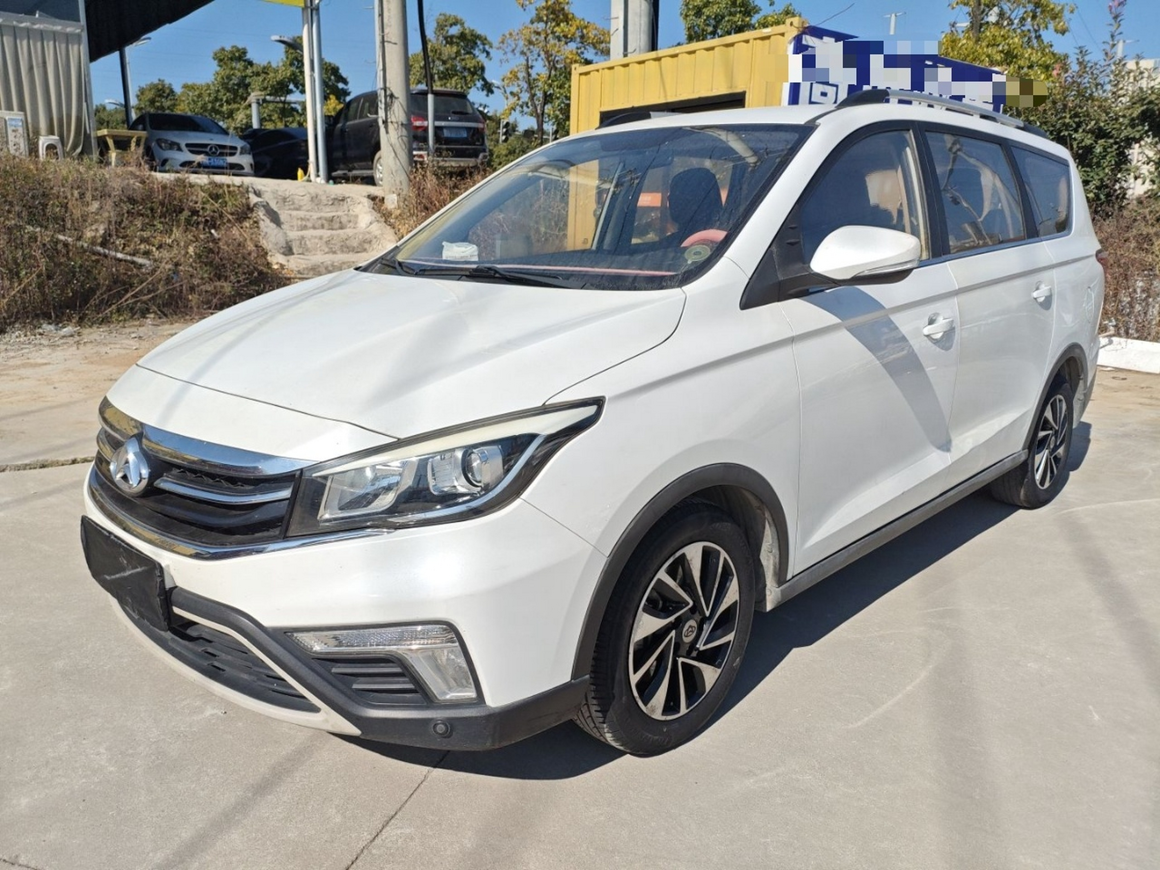 Под передней частью автомобиля