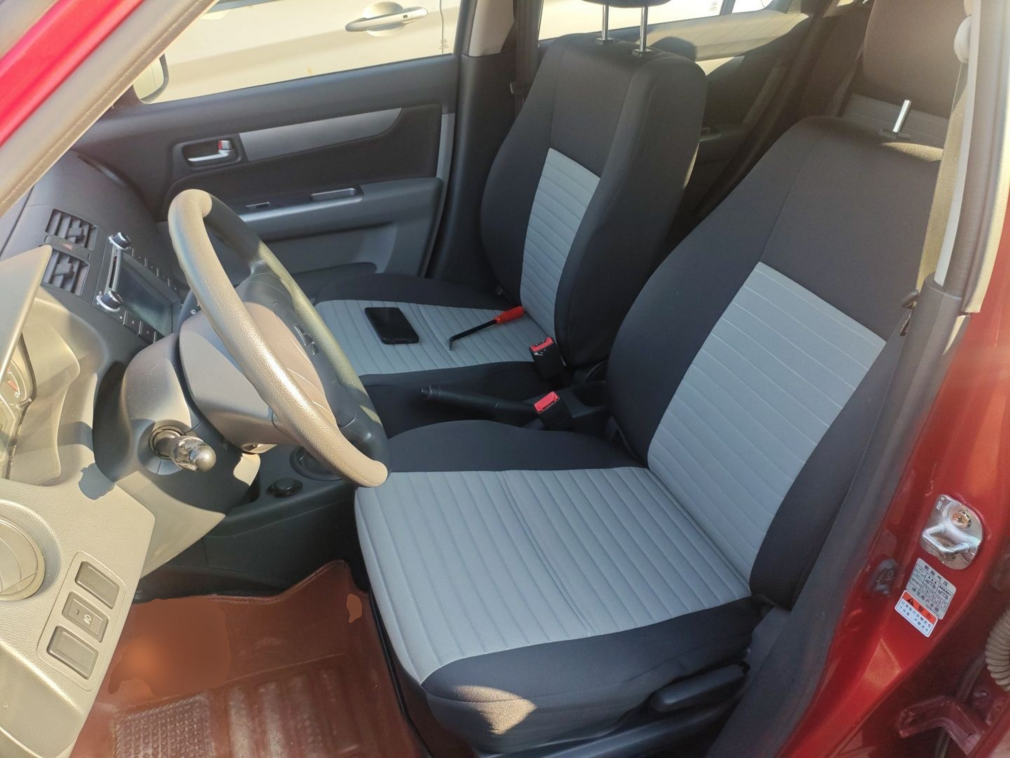 المقاعد الأمامية داخل السيارة