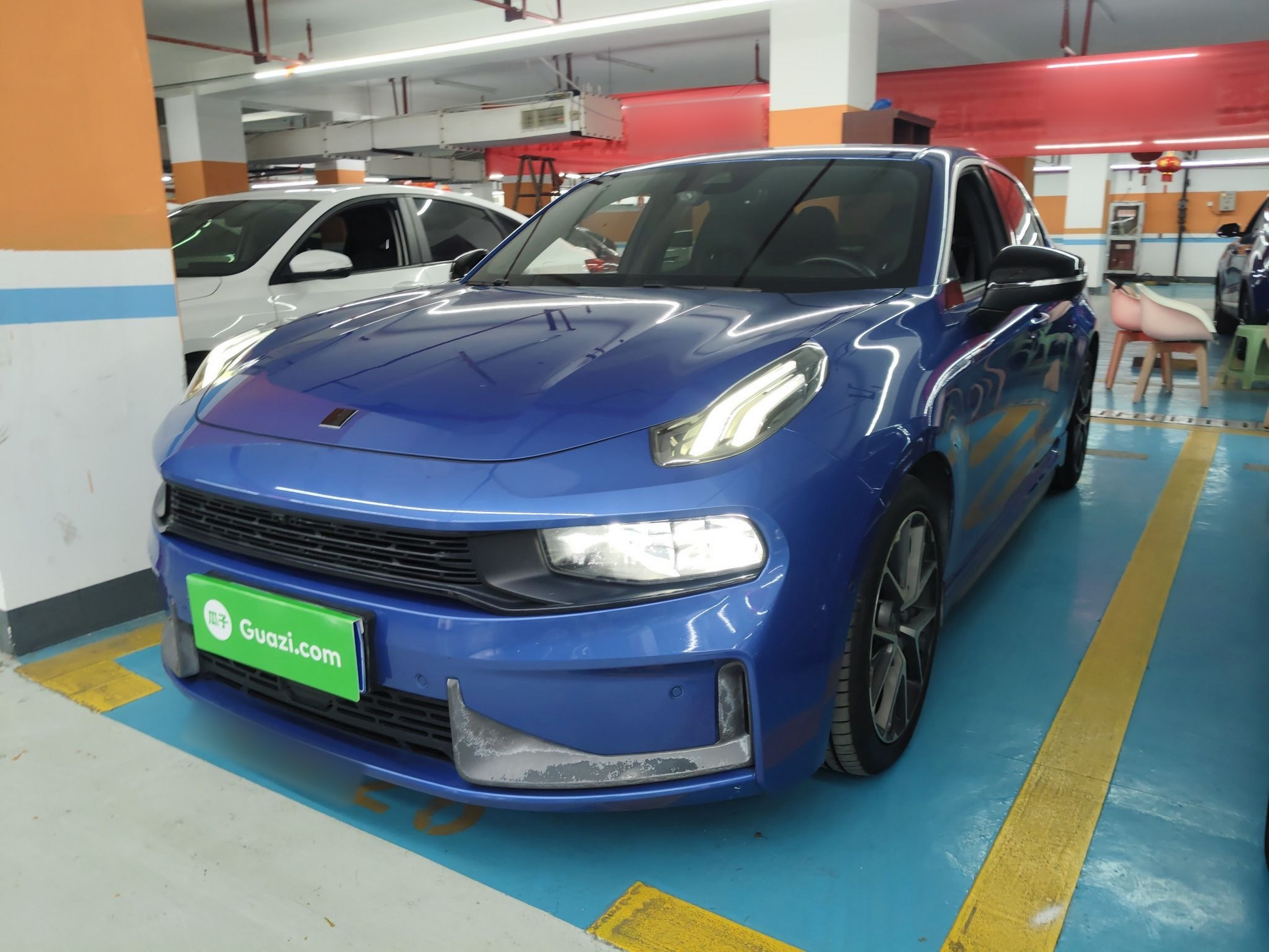 تحت مقدمة السيارة