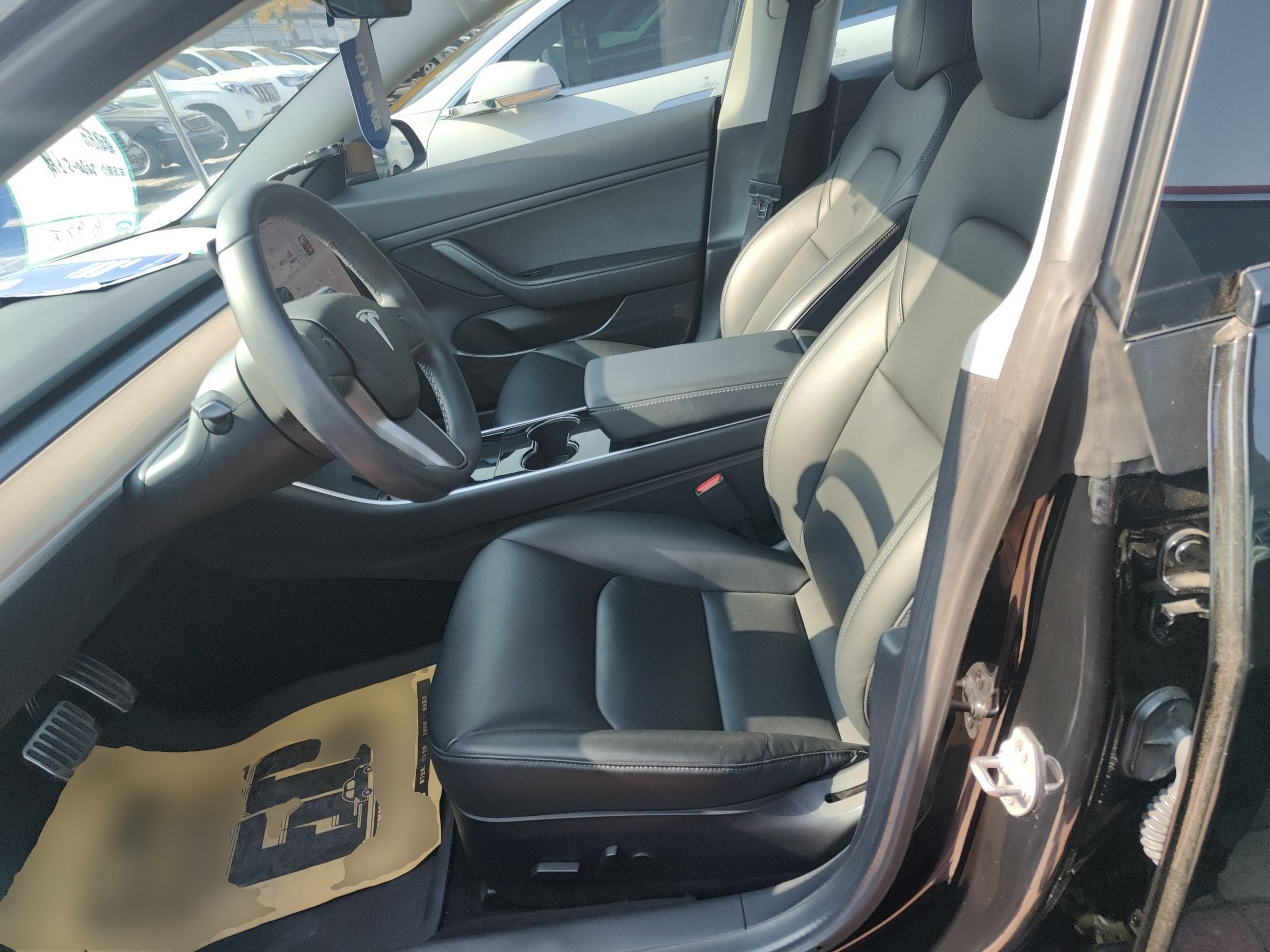 المقاعد الأمامية داخل السيارة