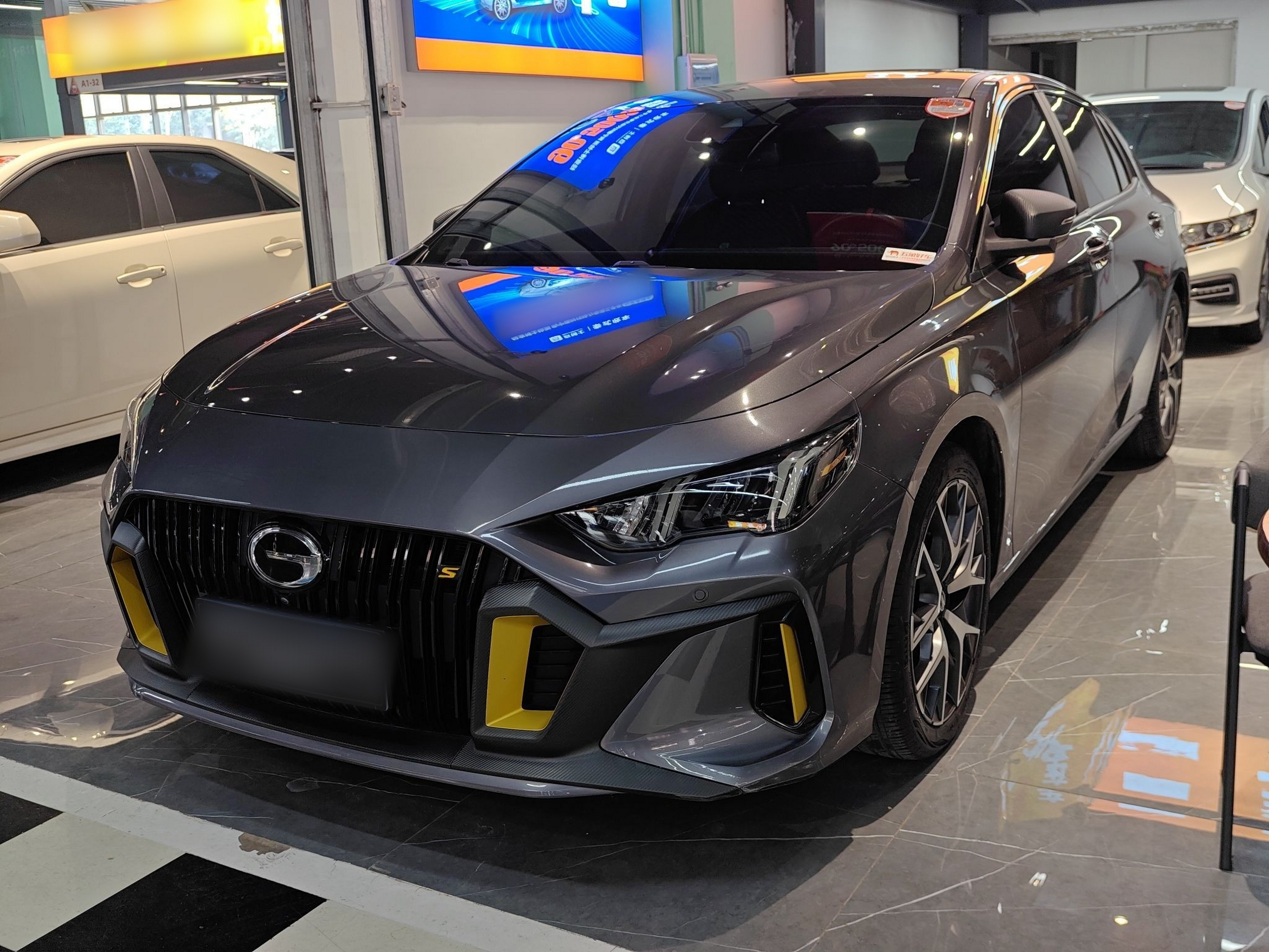 تحت مقدمة السيارة