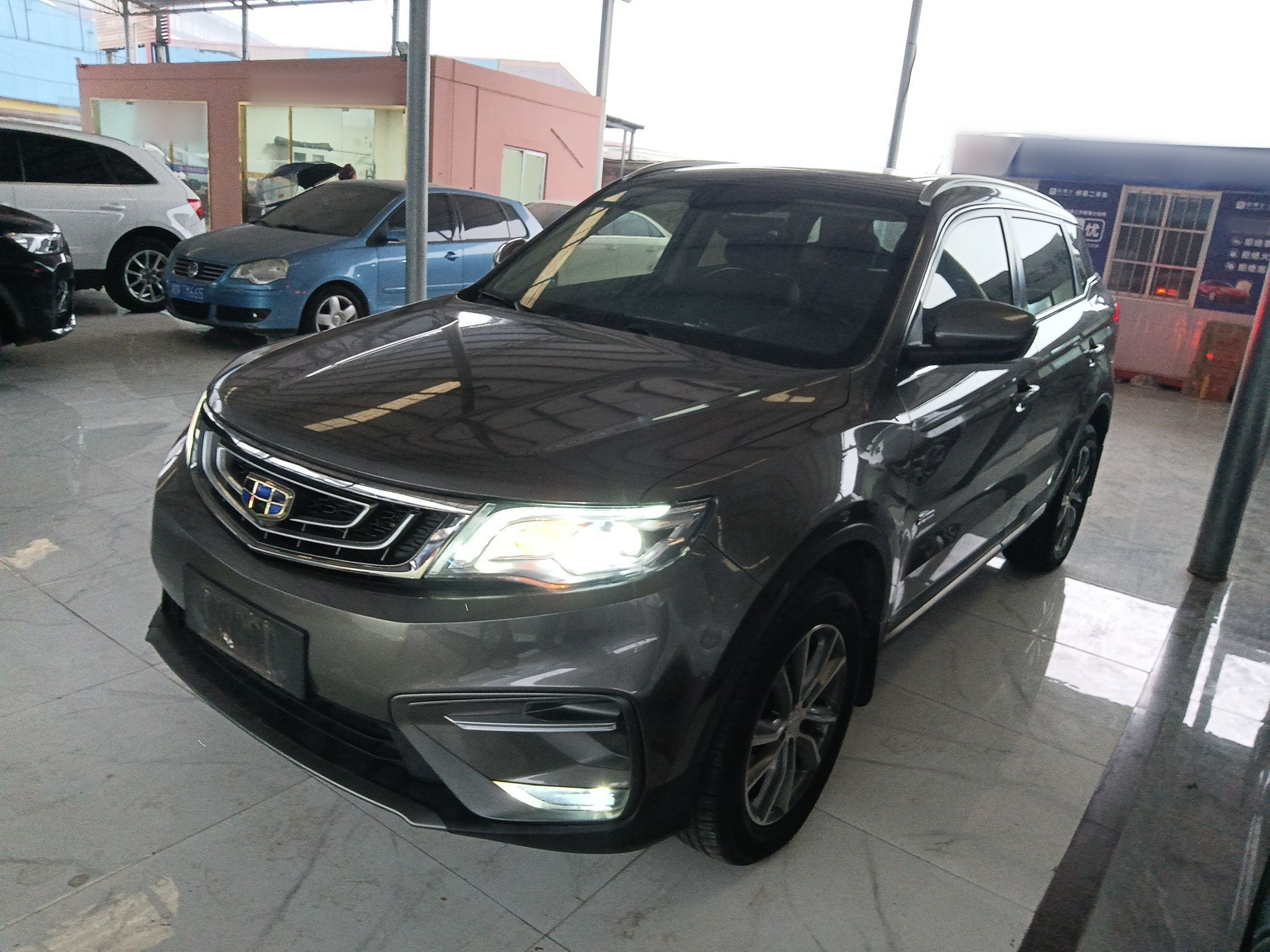 Под передней частью автомобиля