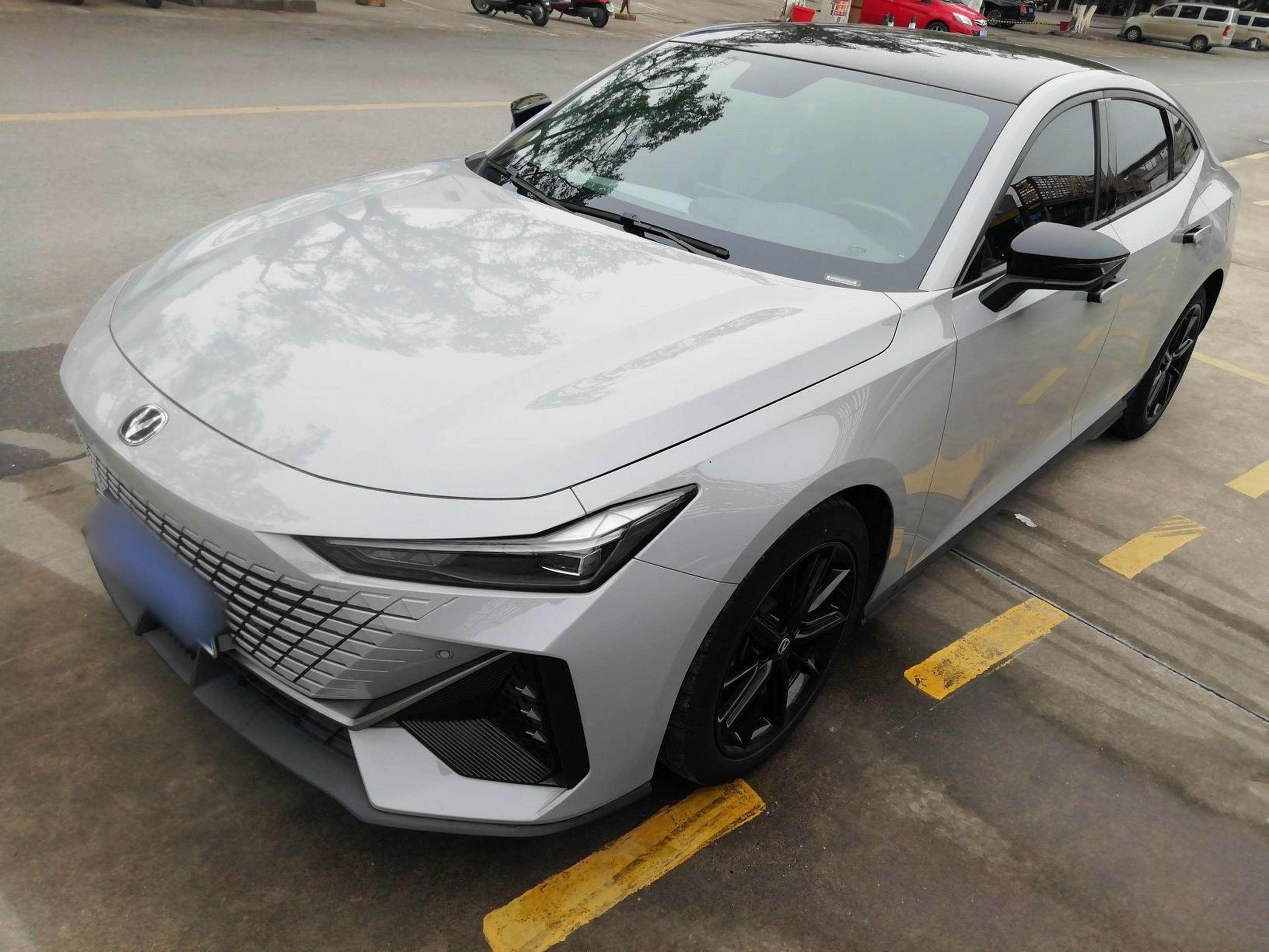 Под передней частью автомобиля