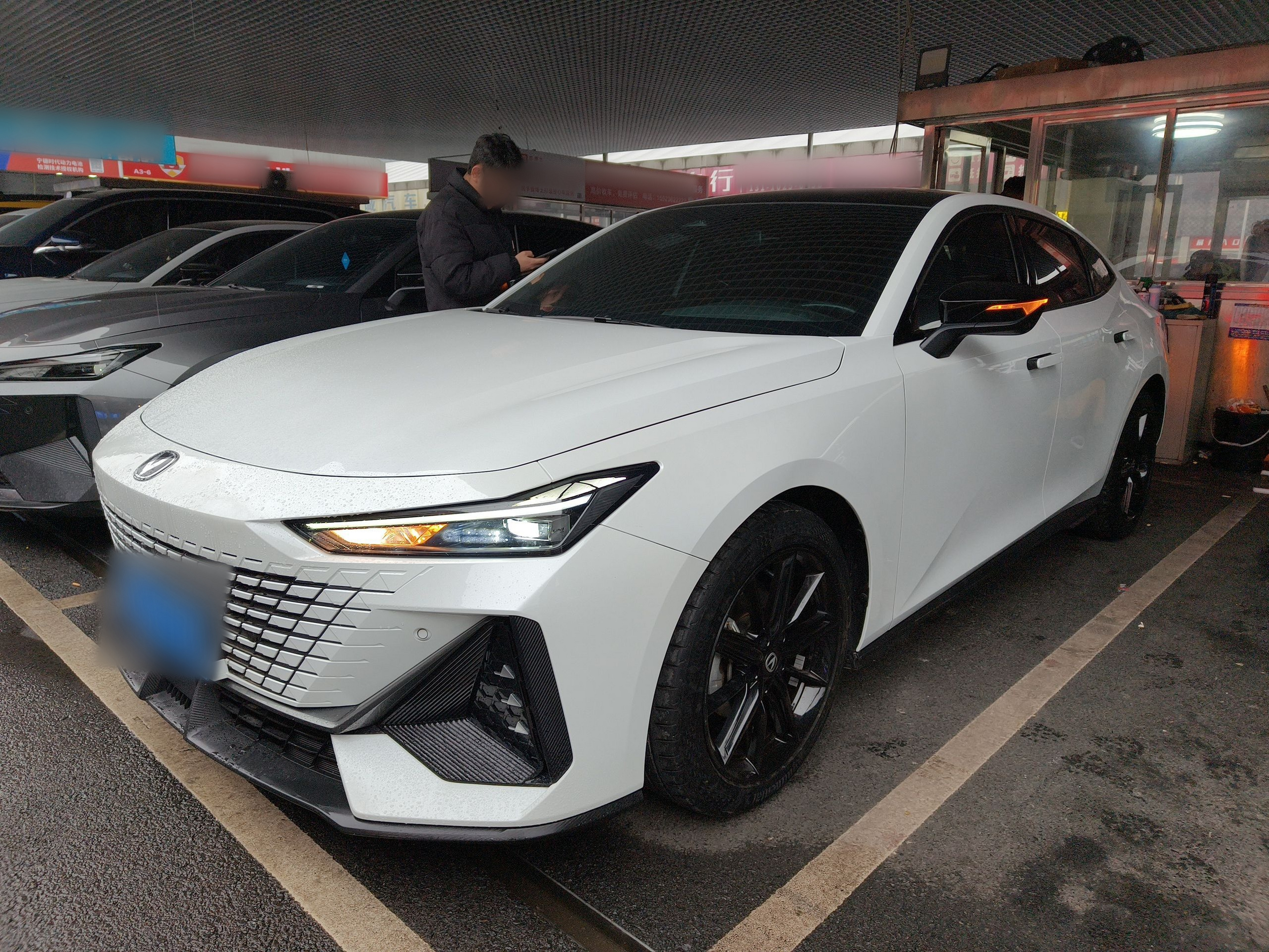 تحت مقدمة السيارة