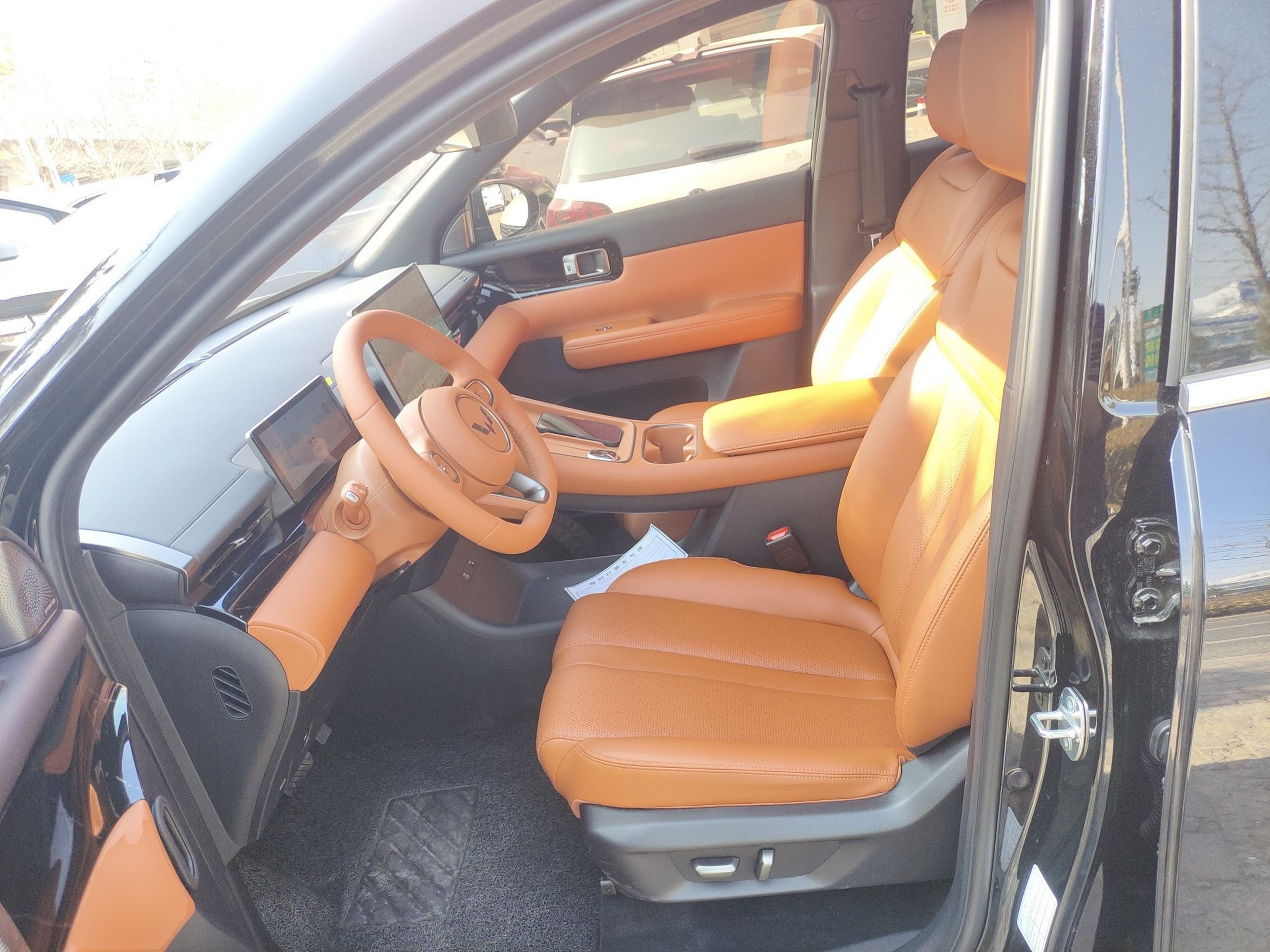 المقاعد الأمامية داخل السيارة