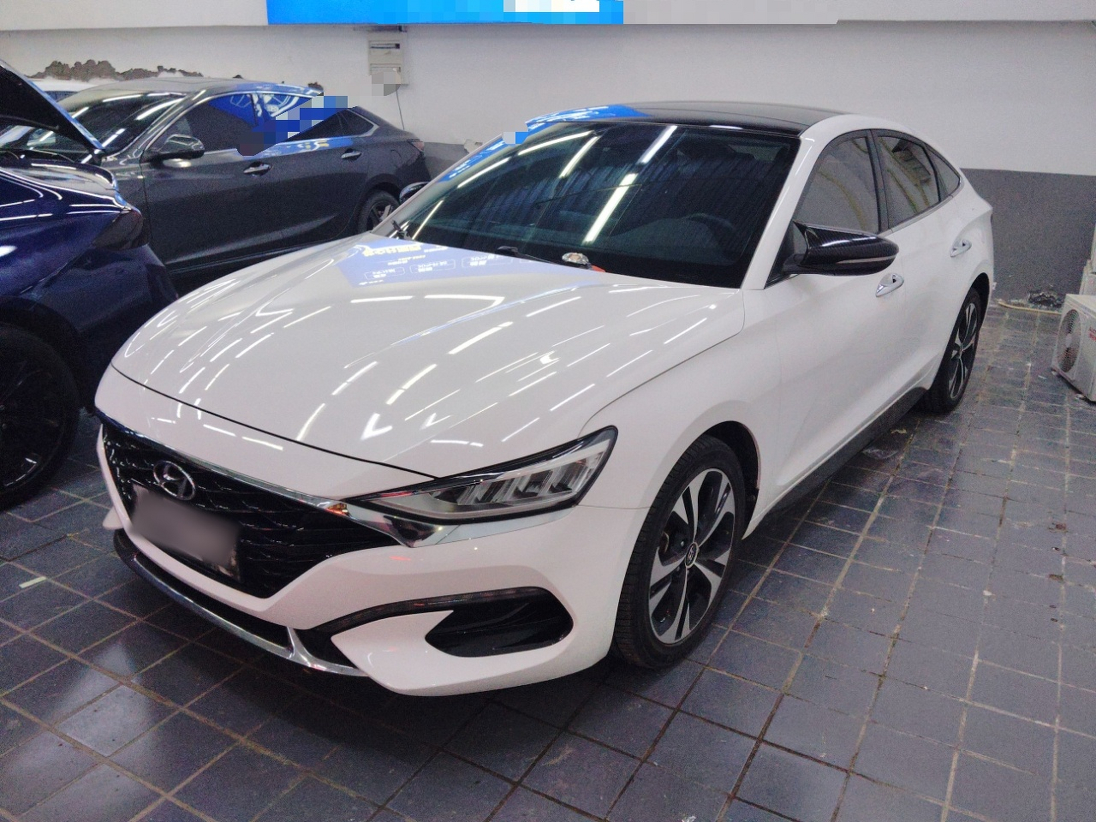 Под передней частью автомобиля