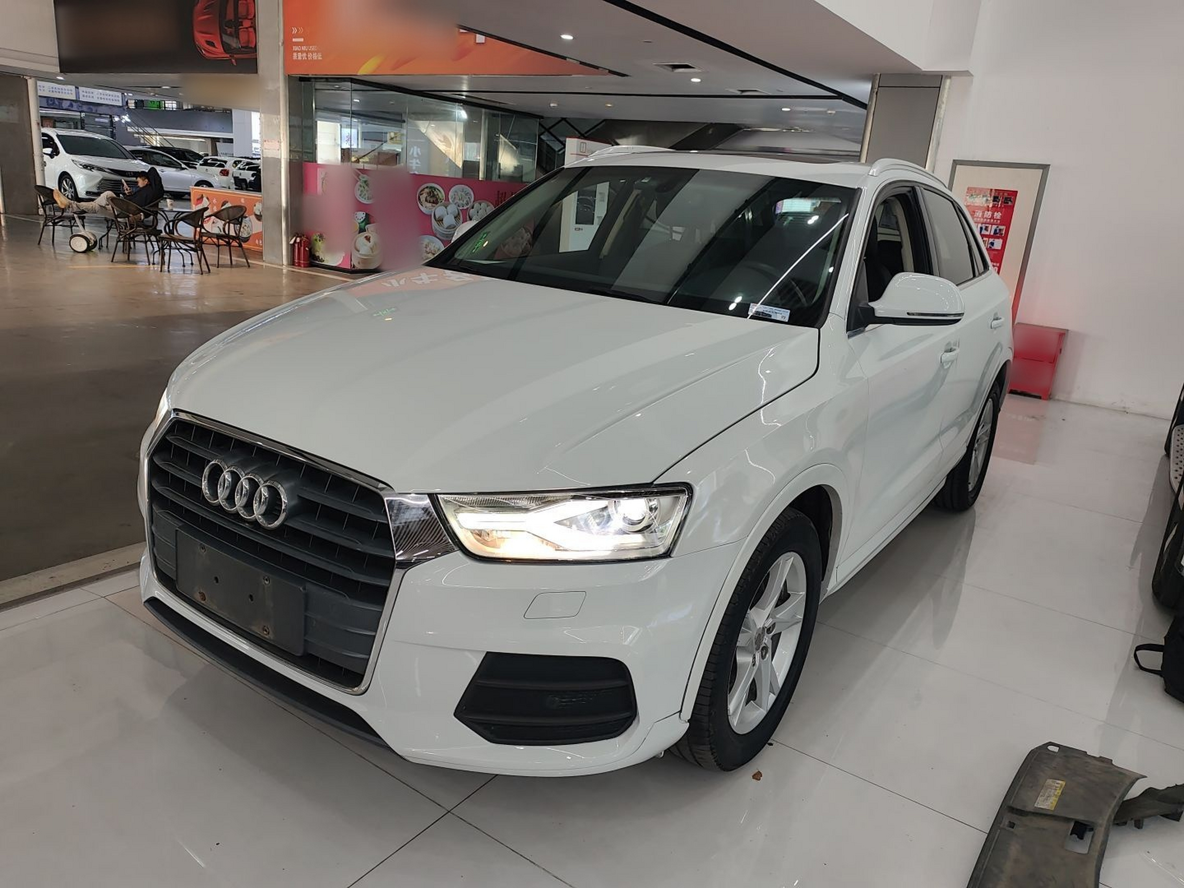 تحت مقدمة السيارة