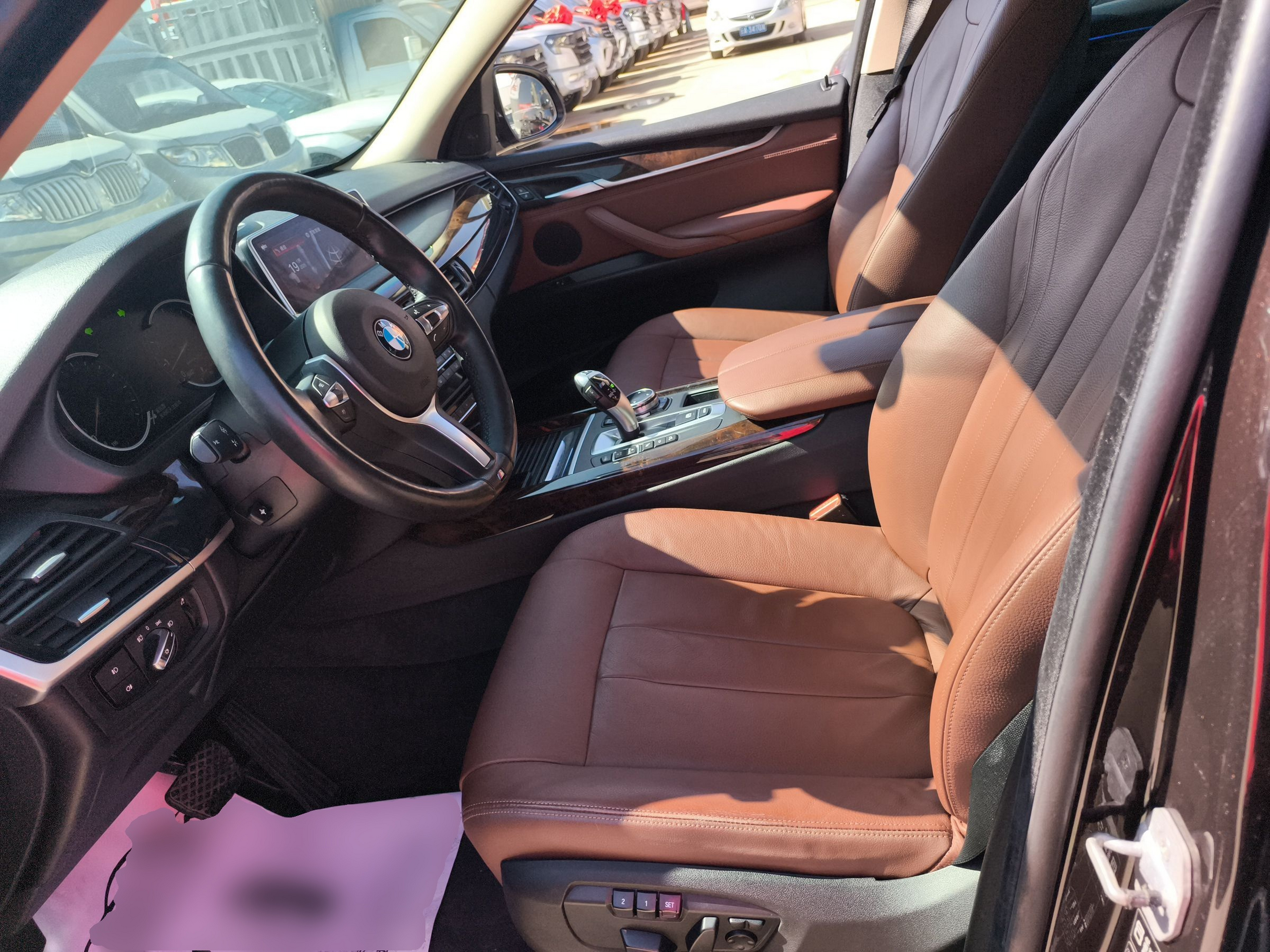 المقاعد الأمامية داخل السيارة