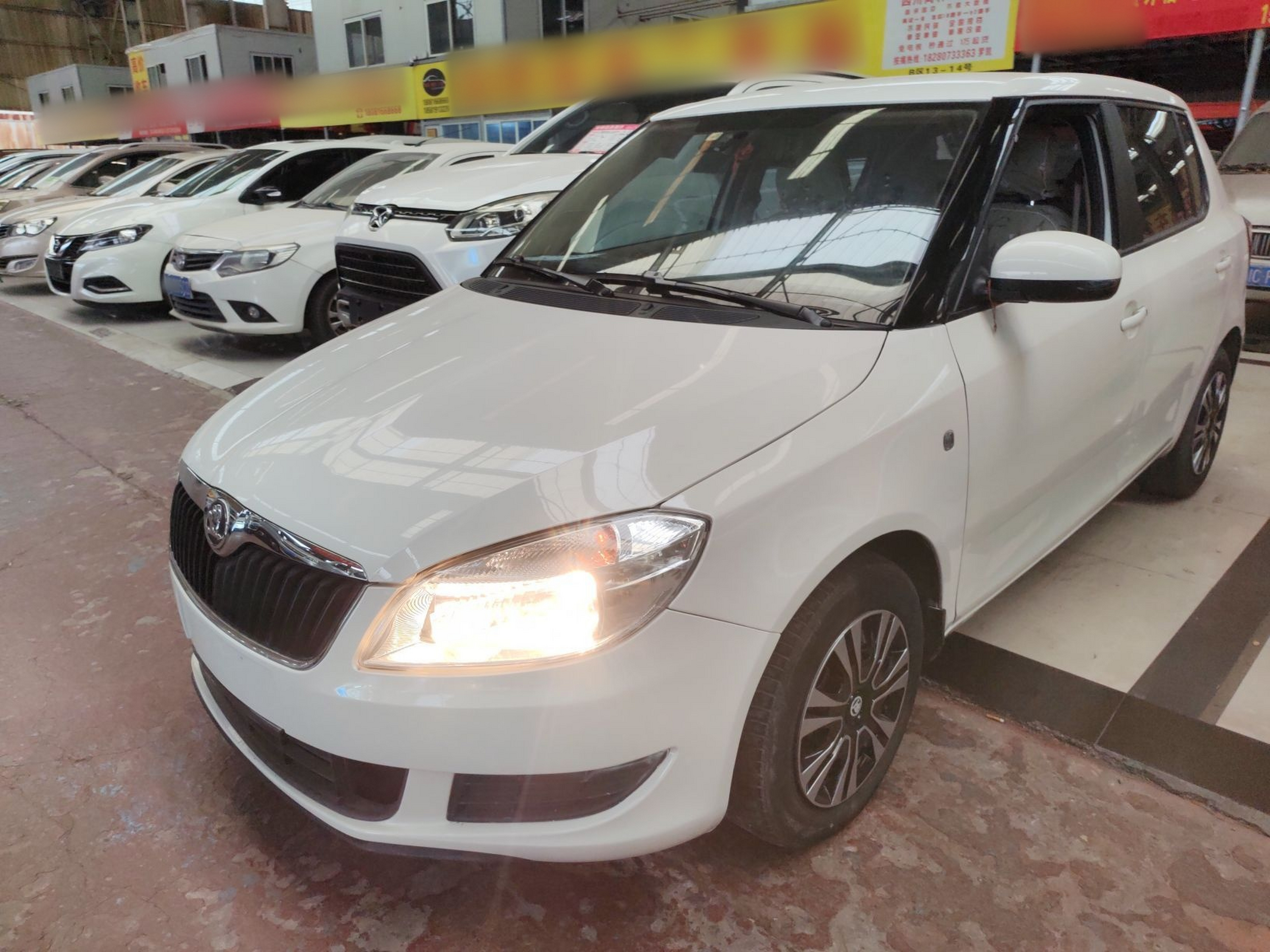 تحت مقدمة السيارة