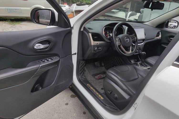 Used  Cherokee 2016 2.4L Leading Edition
