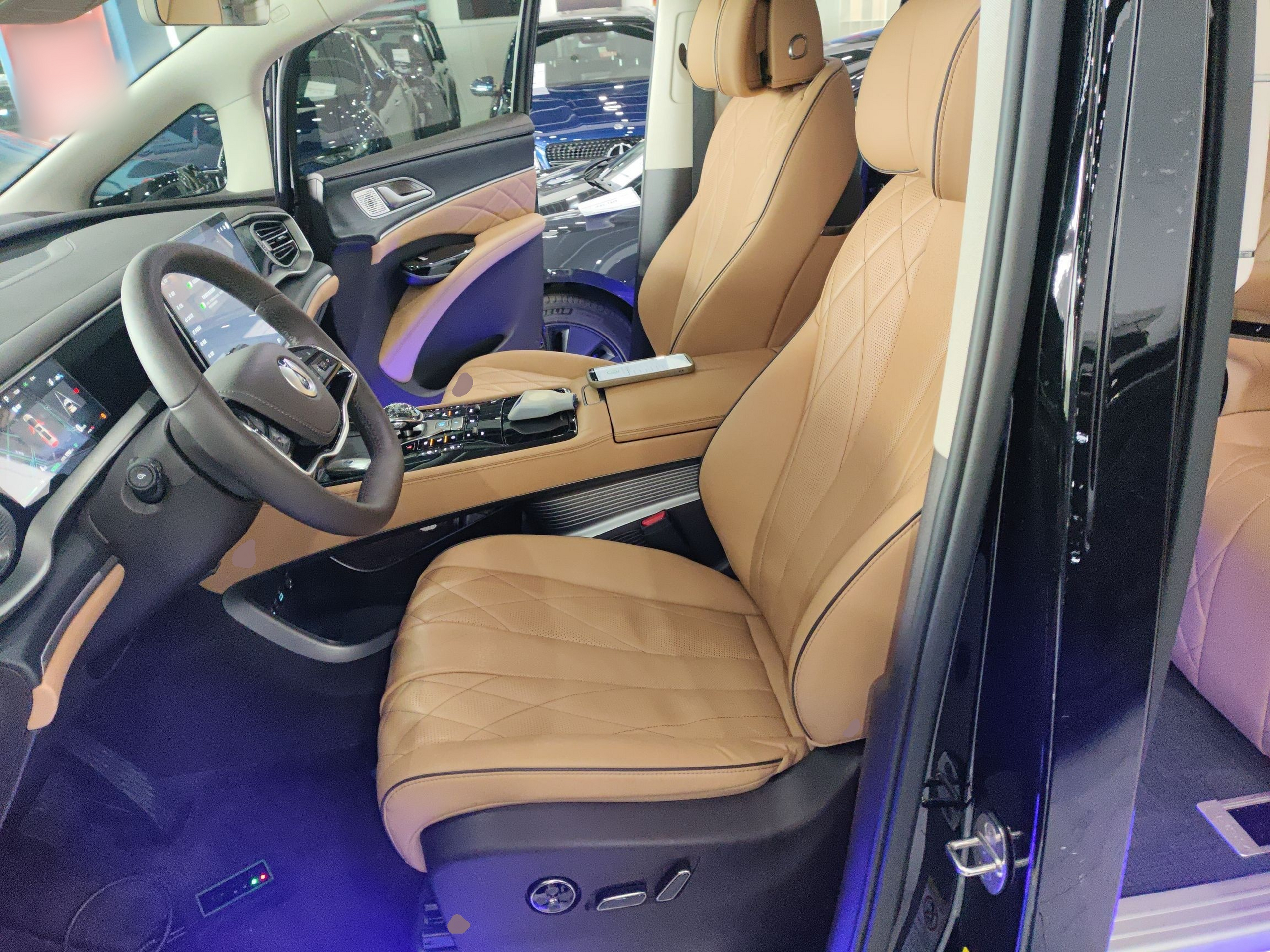 المقاعد الأمامية داخل السيارة