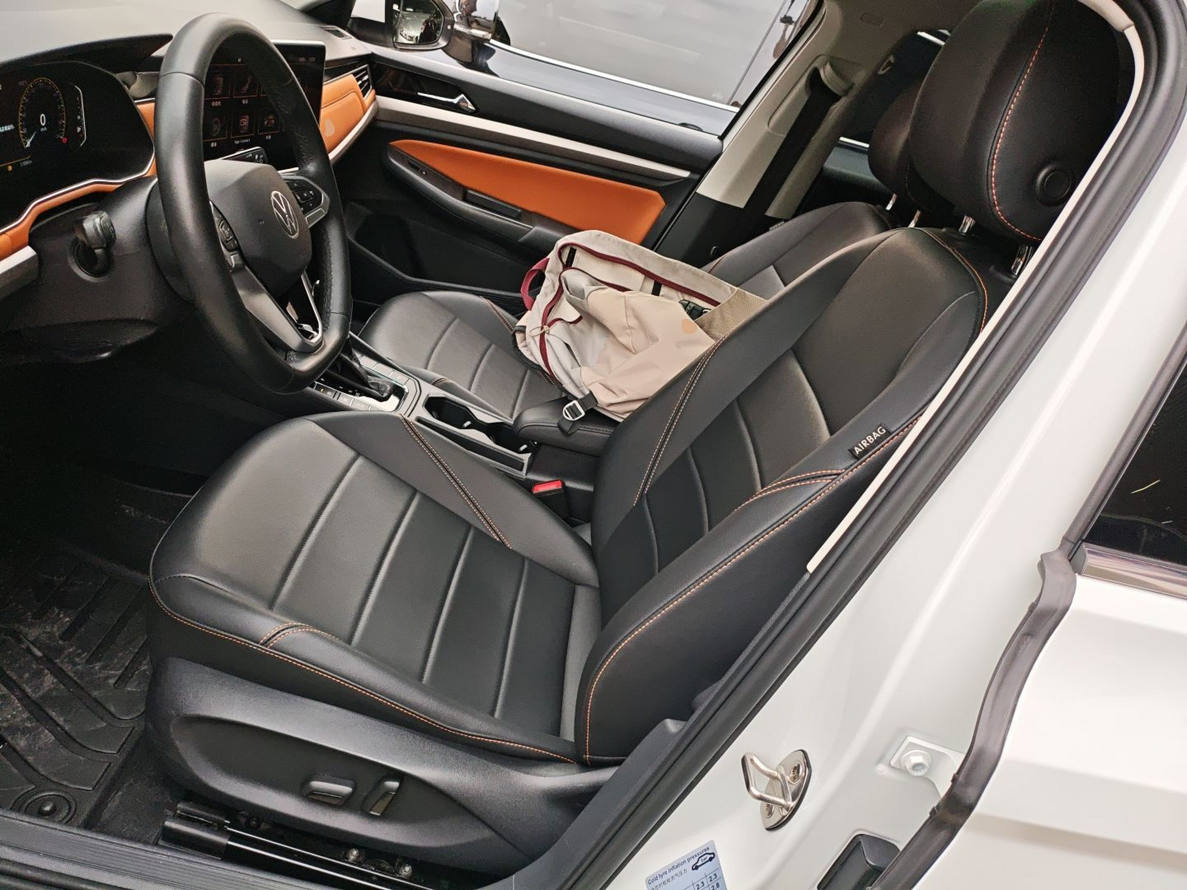 المقاعد الأمامية داخل السيارة