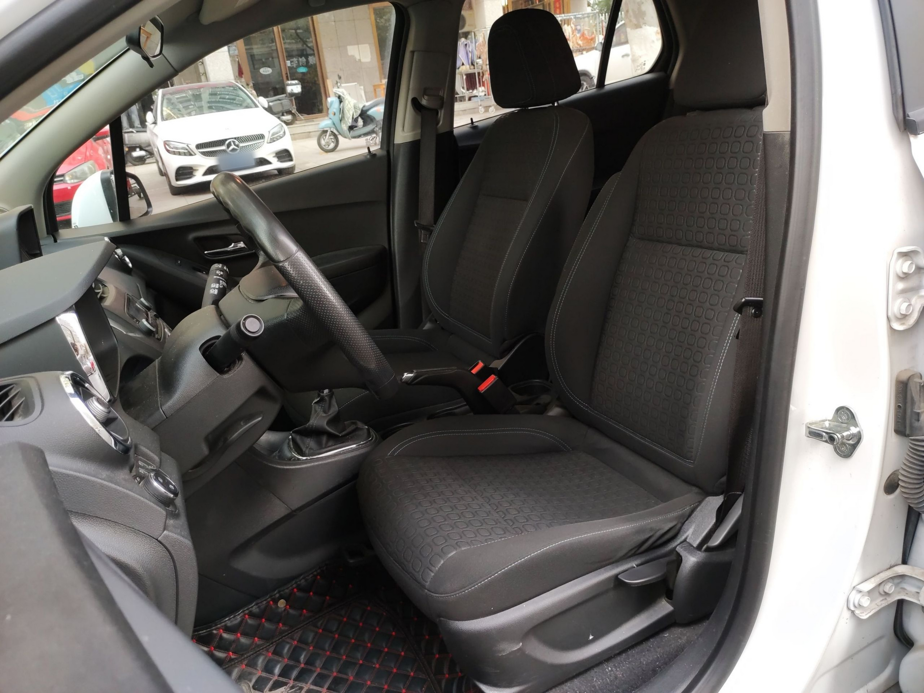 Переднее сиденье в автомобиле