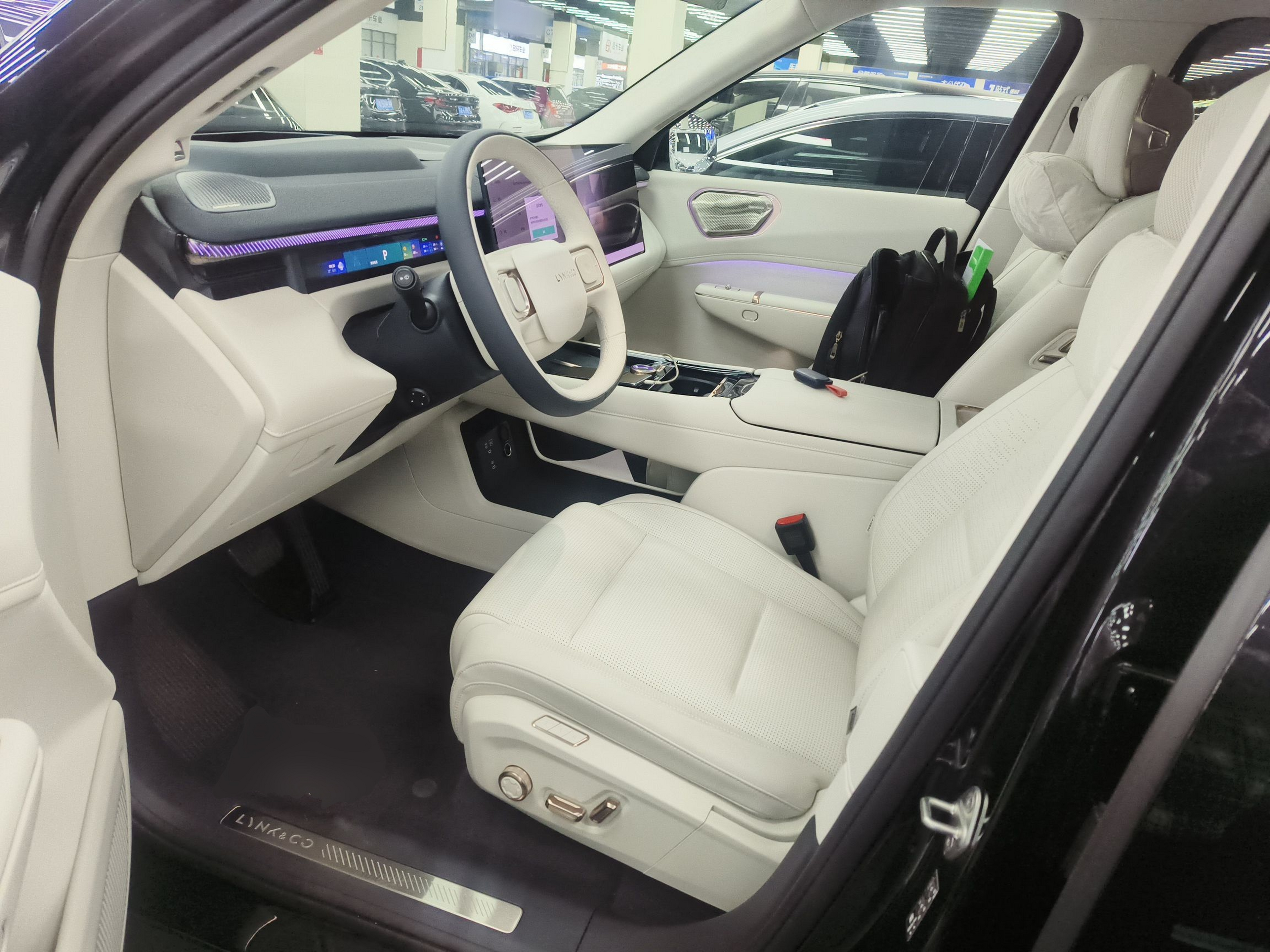 Переднее сиденье в автомобиле