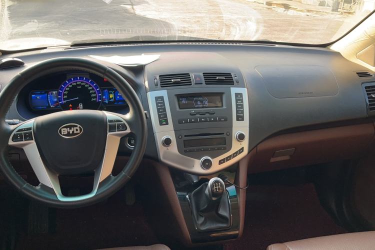 Used BYD S6 2014 2.0L Manual Luxury 5-Seater

