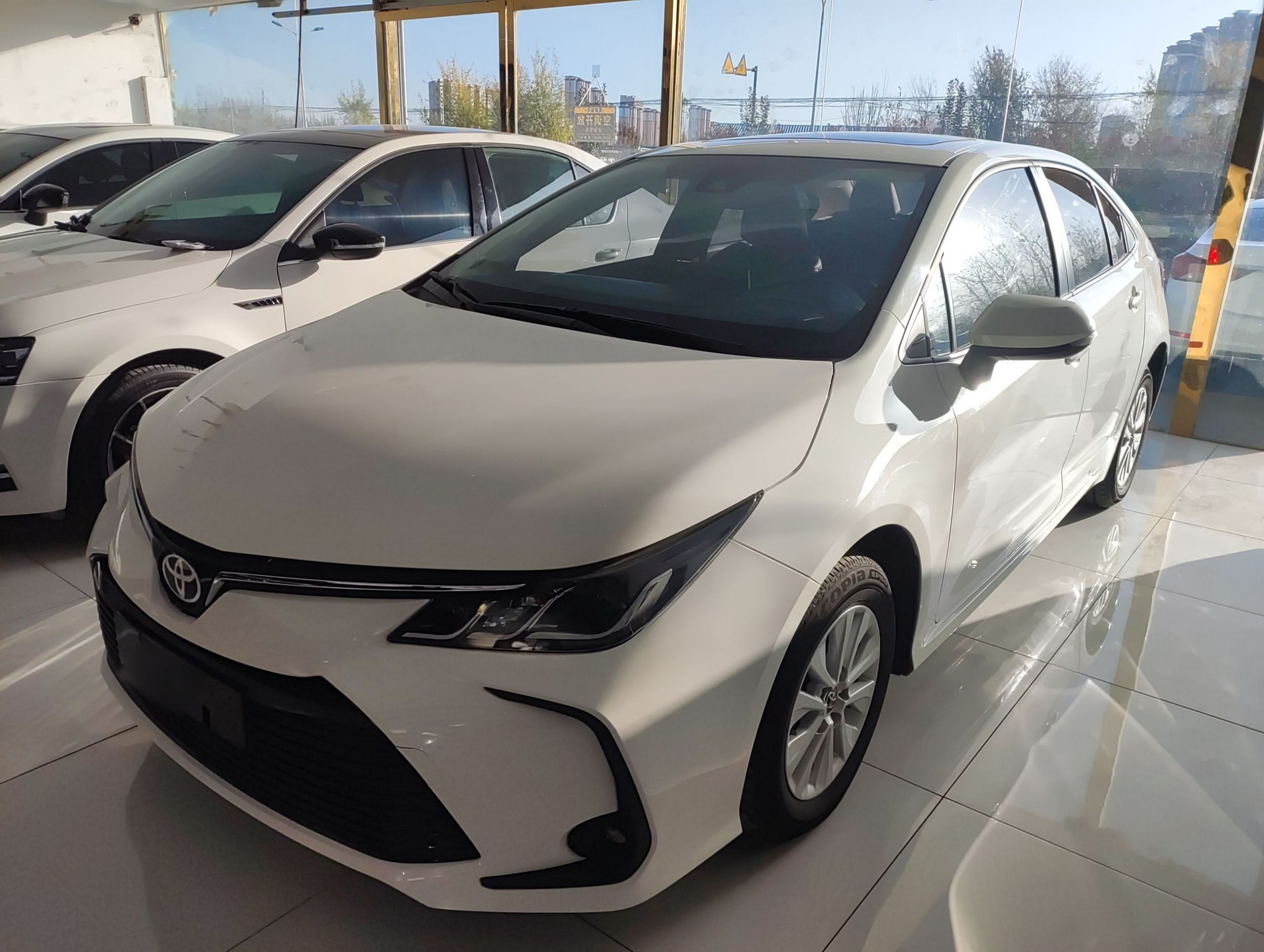 Под передней частью автомобиля