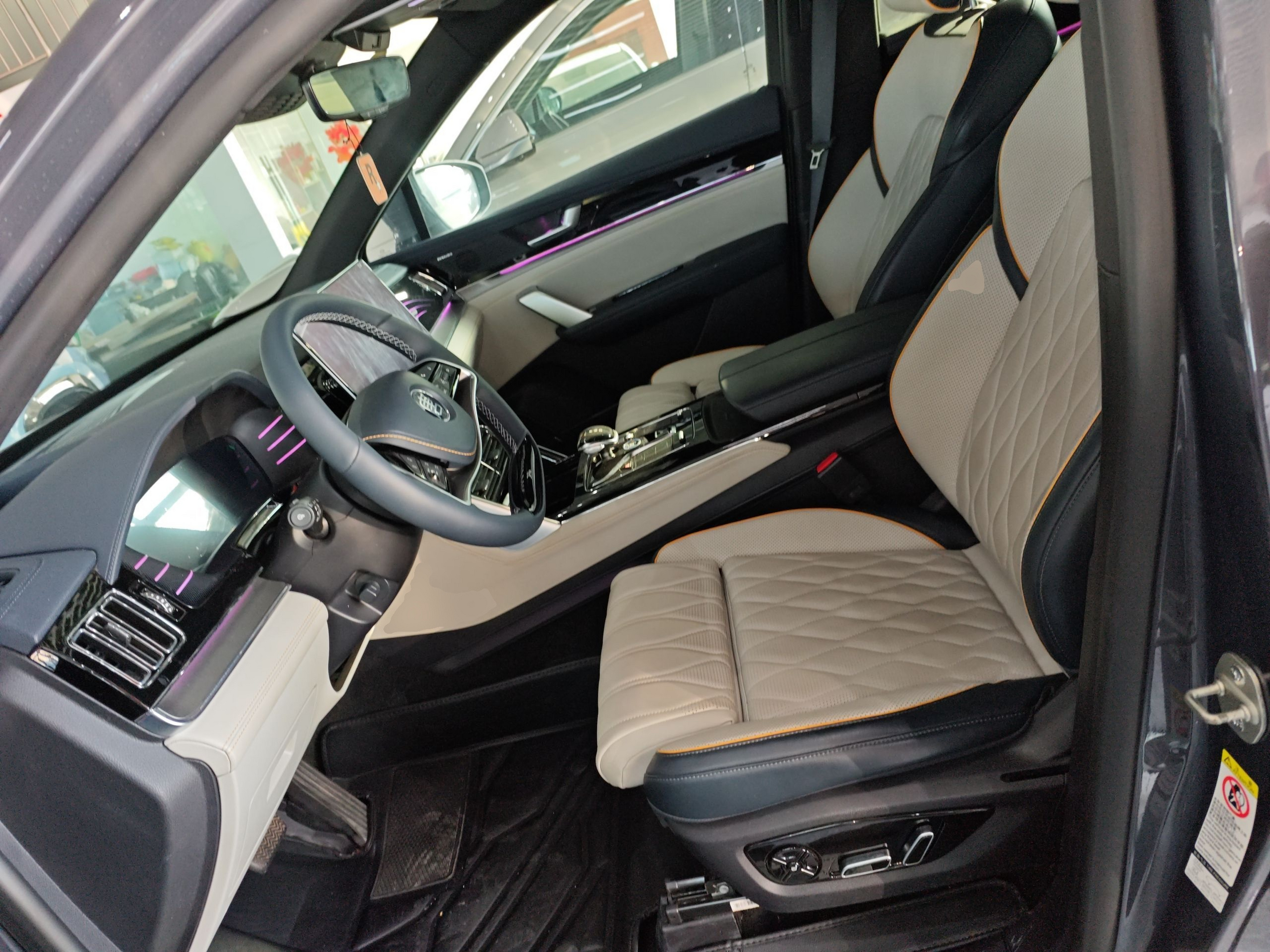 المقاعد الأمامية داخل السيارة