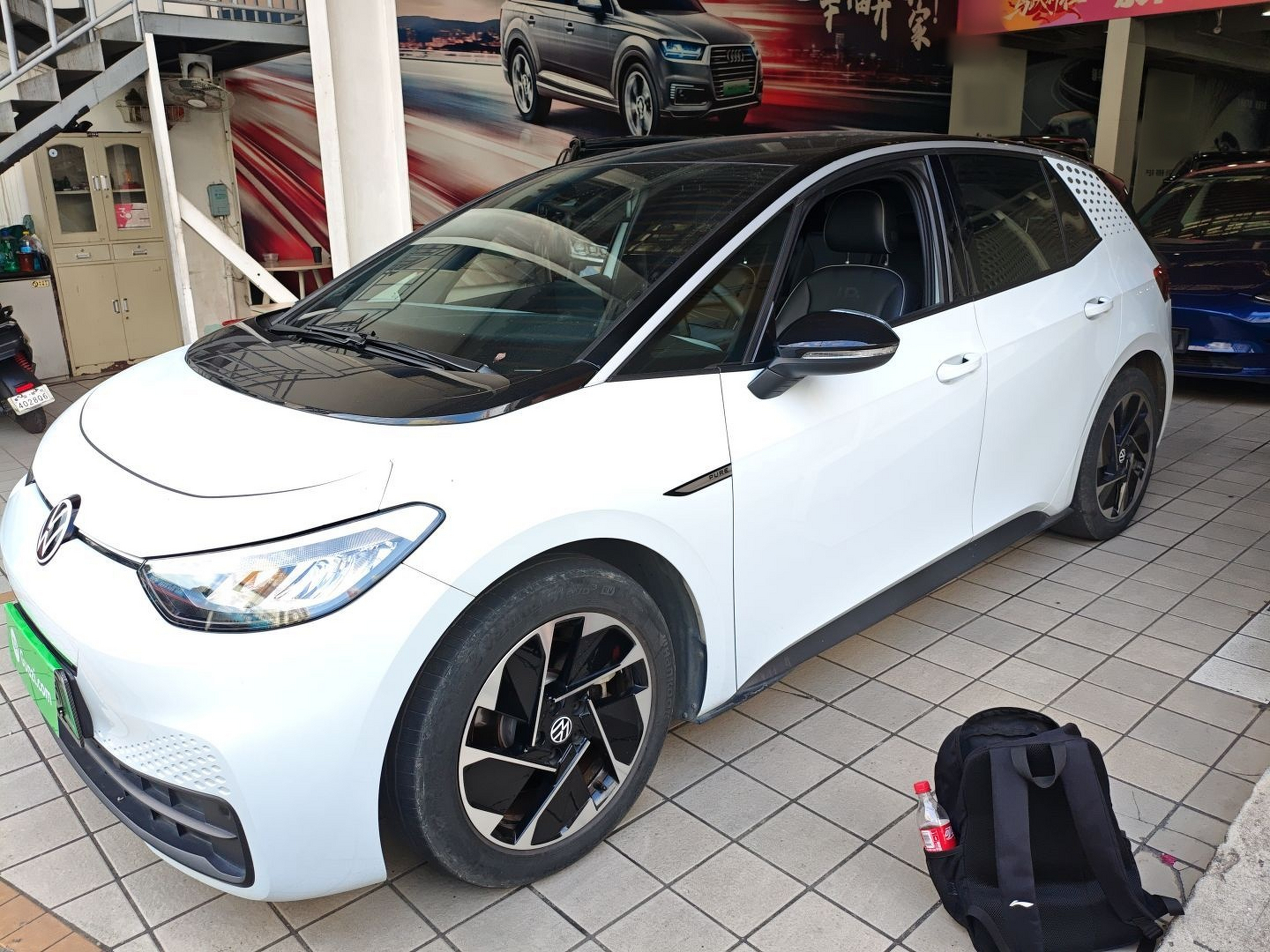 Под передней частью автомобиля