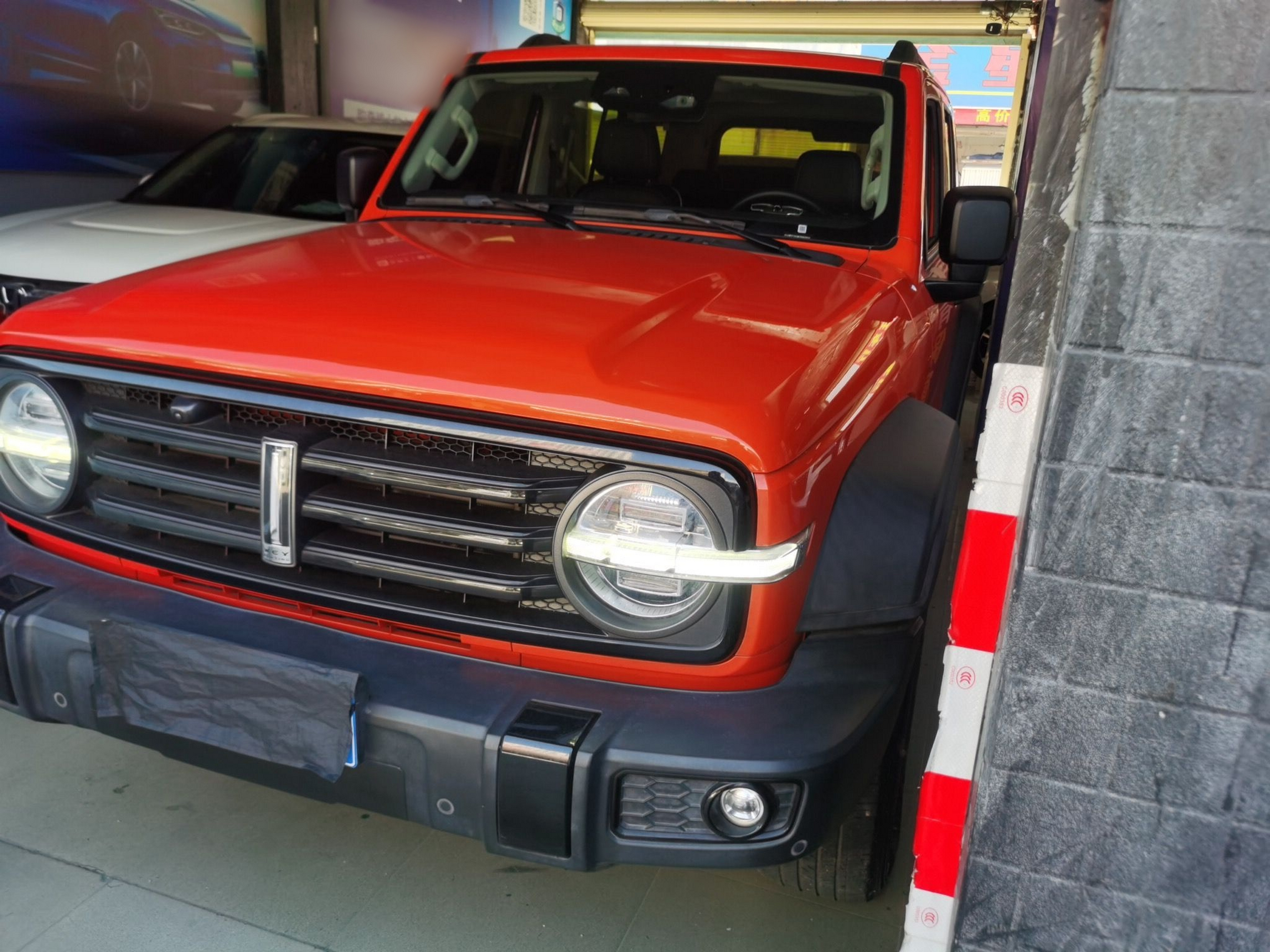 تحت مقدمة السيارة