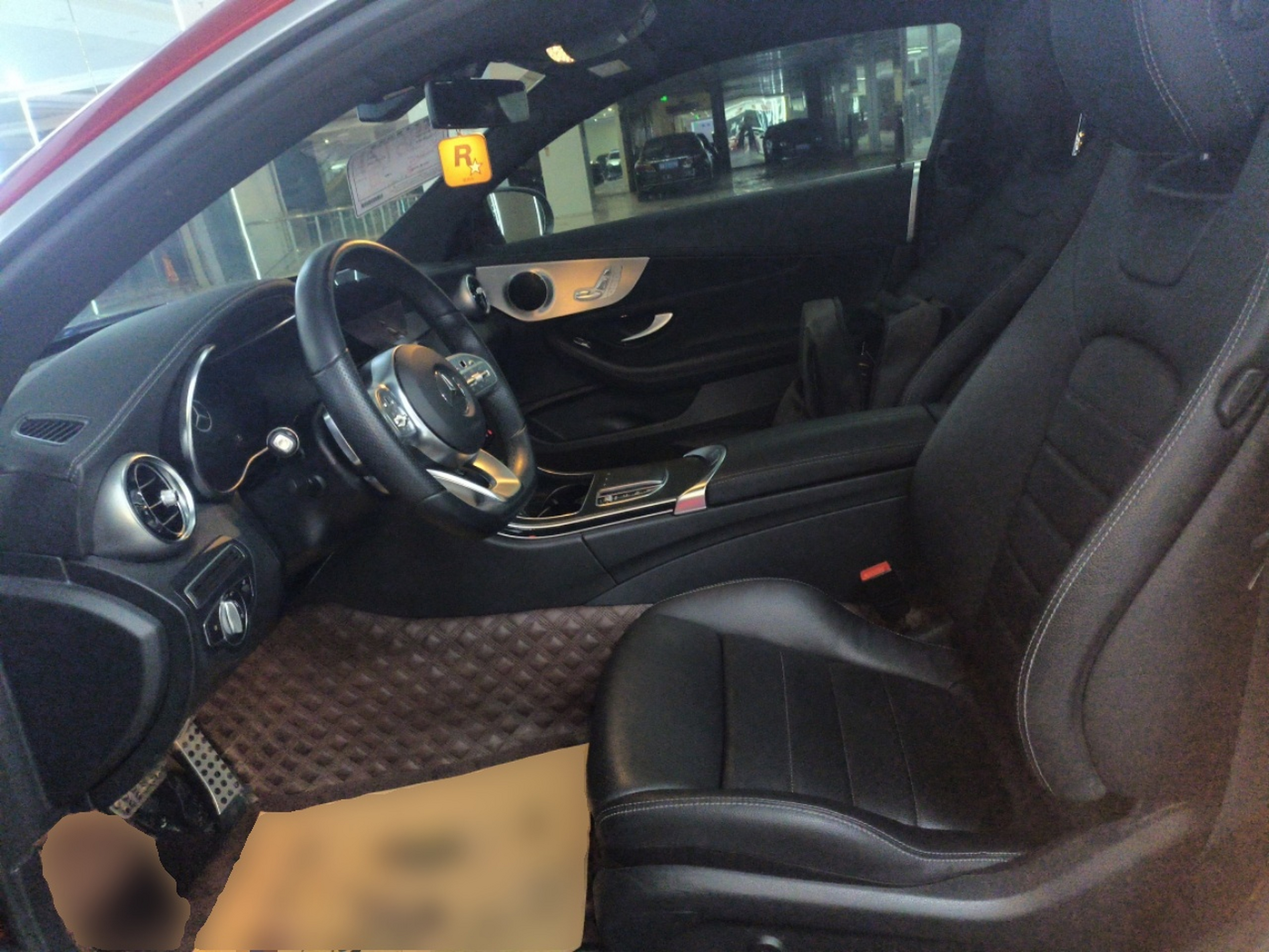 Переднее сиденье в автомобиле