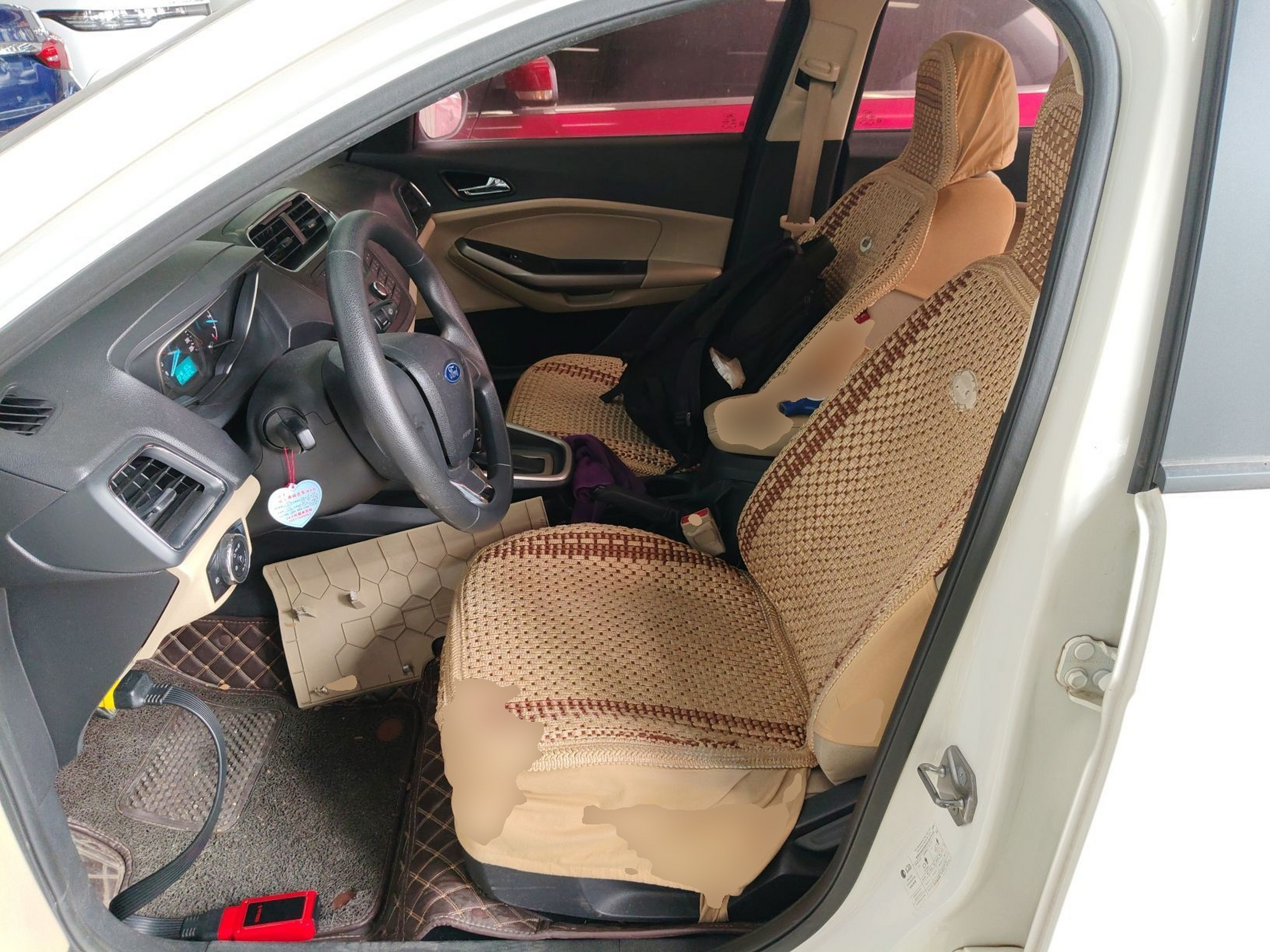 المقاعد الأمامية داخل السيارة