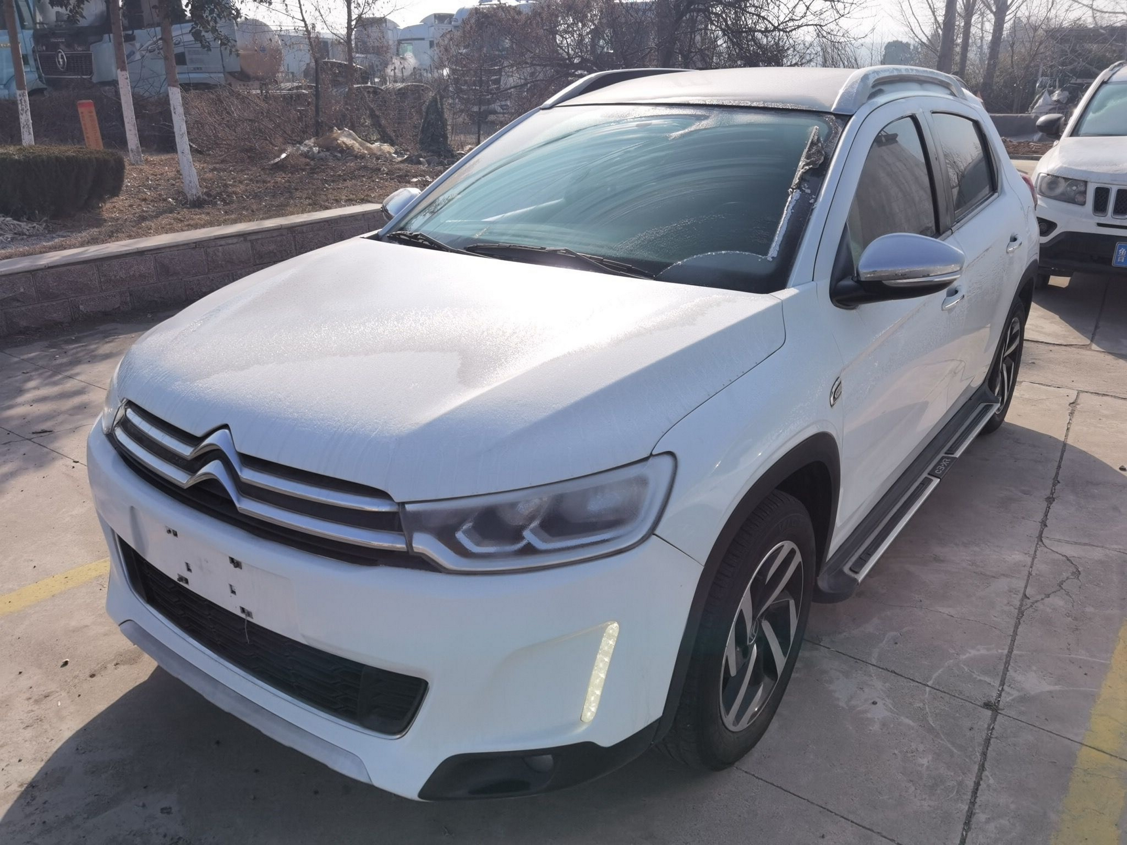 تحت مقدمة السيارة