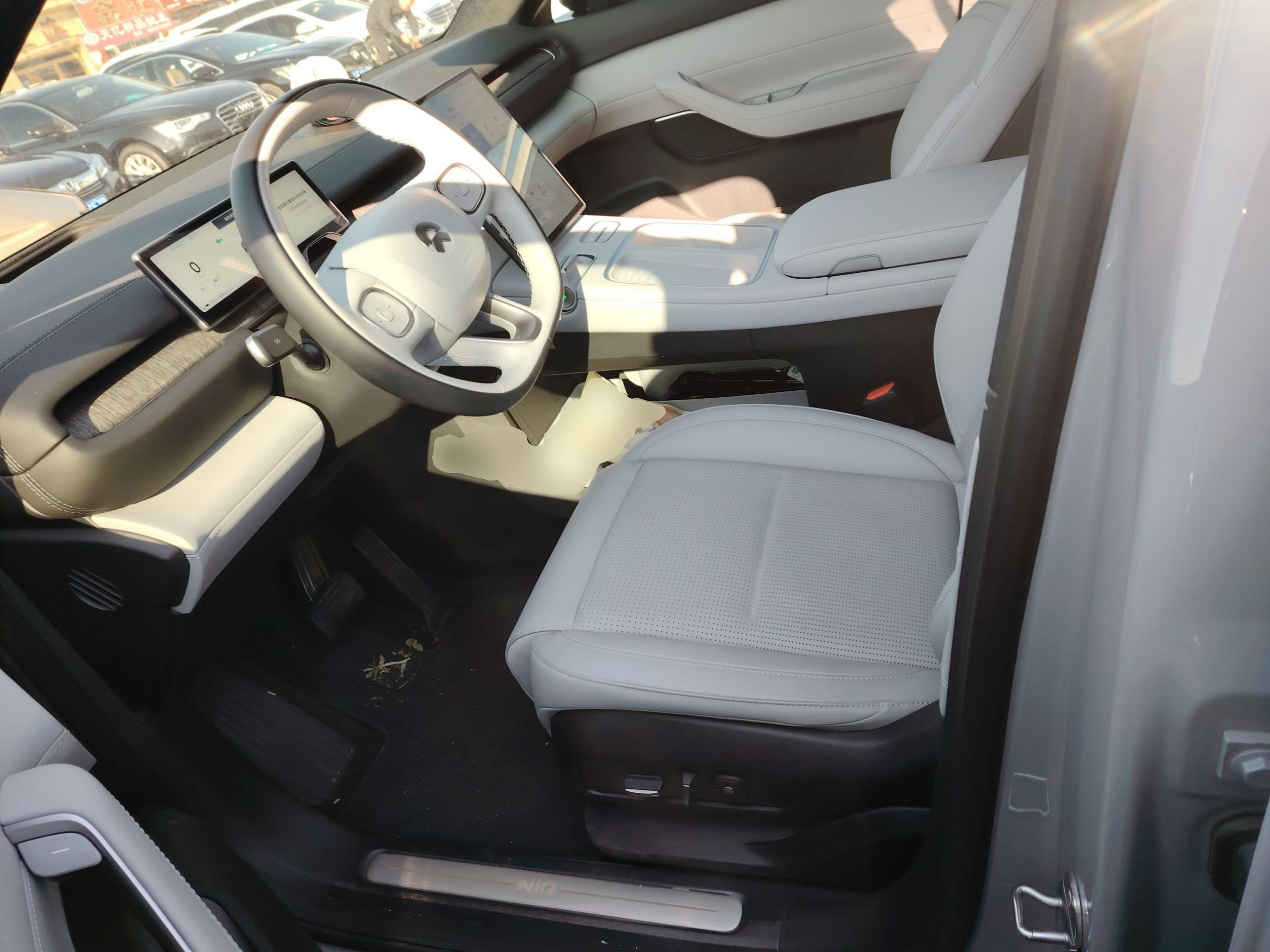 المقاعد الأمامية داخل السيارة