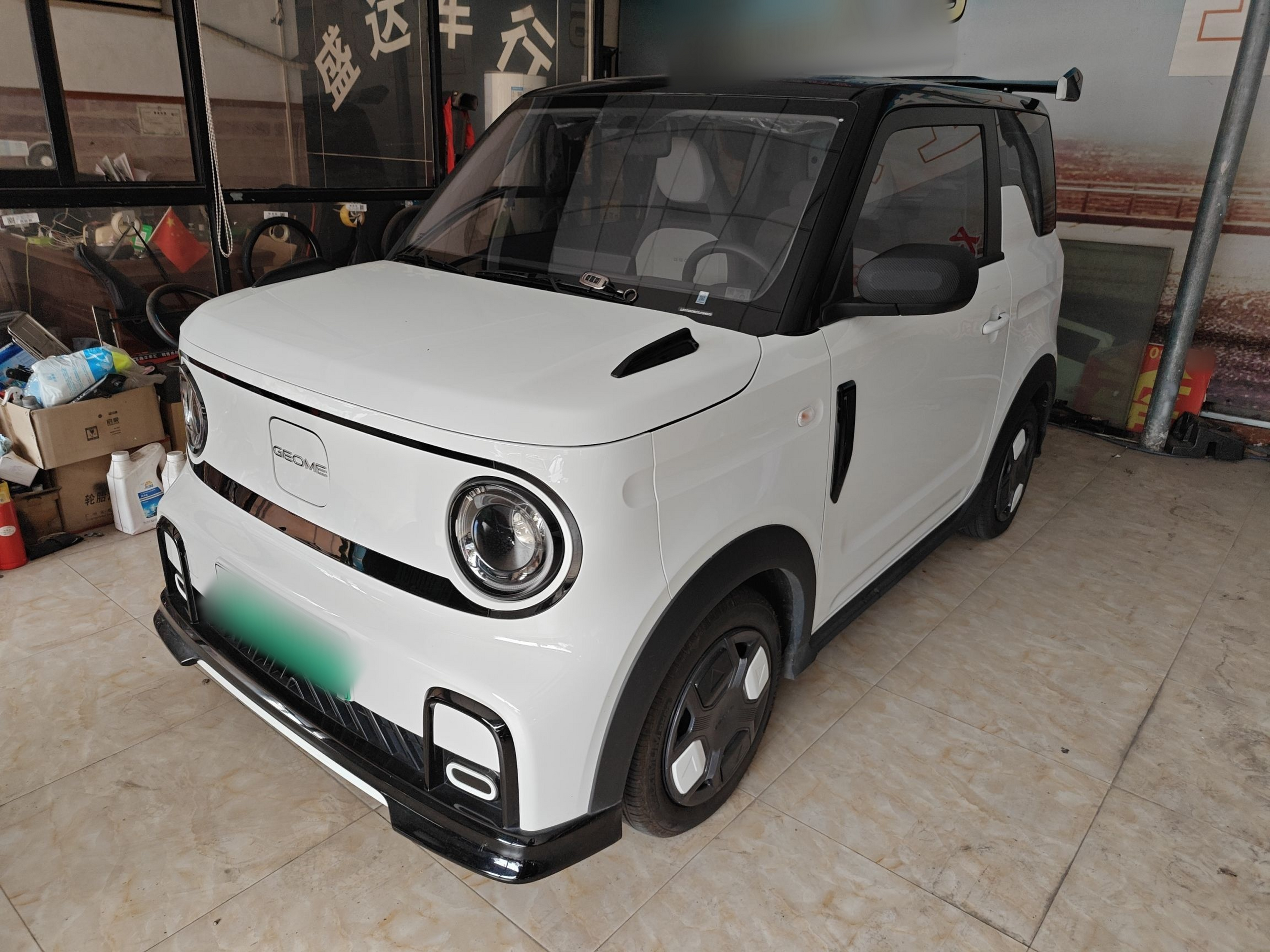 Под передней частью автомобиля