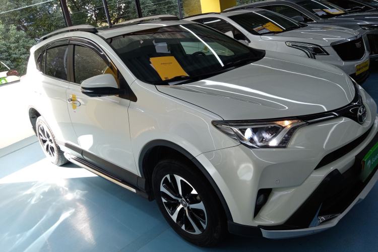 Used Toyota RAV4 2016 2.0L CVT Two-Wheel Drive Fashion Edition China V Standard
