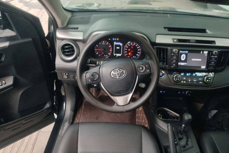 Used Toyota RAV4 2019 2.0L CVT Two-Wheel Drive Luxury Version China VI Standard
