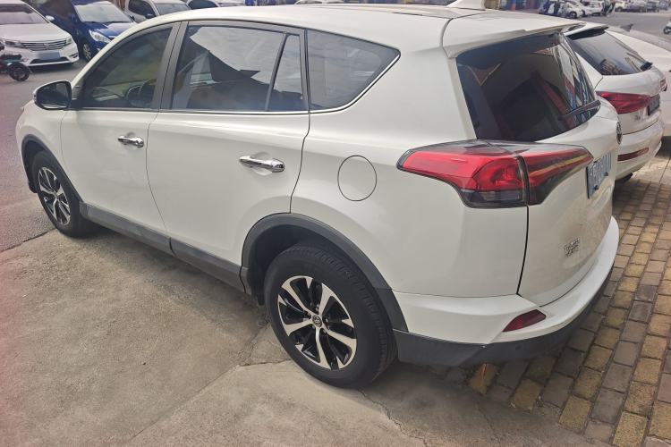 Used Toyota RAV4 2016 2.0L CVT Two-Wheel Drive Fashion Edition China V Standard
