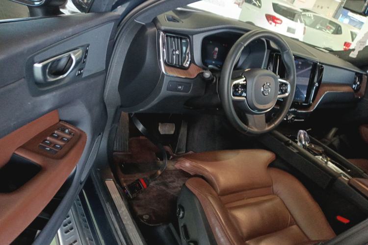 Used Volvo XC60 2023 B5 4x4 Smart Luxury Edition