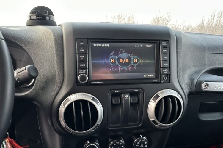 Used  Wrangler 2015 3.6L Rubicon Two-Door Comfort Edition
