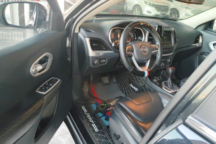 Used  Cherokee 2016 2.4L Professional Smart Version
