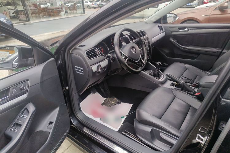 Used Volkswagen Sagitar 2015 1.6L Manual Comfort Model
