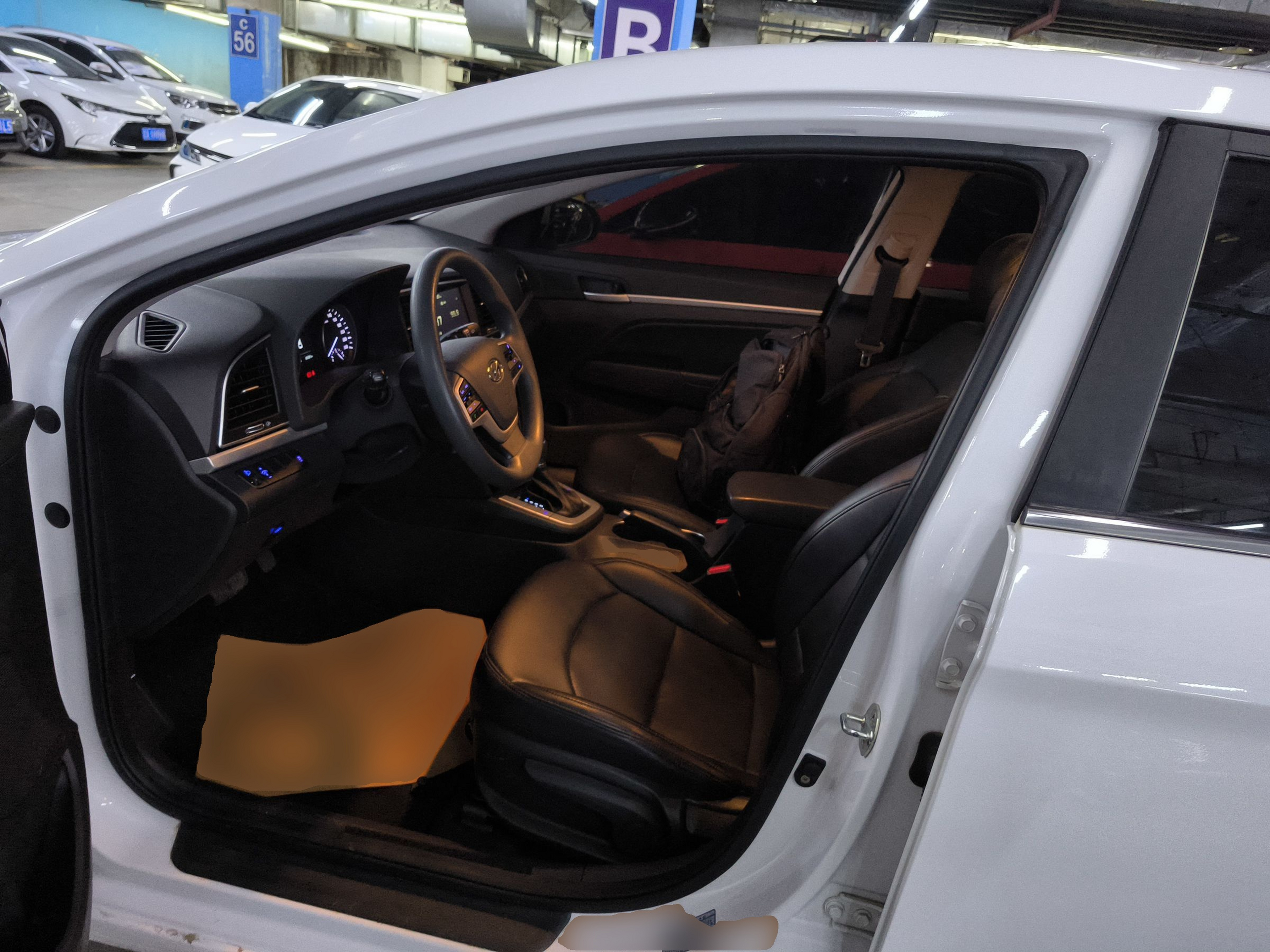 المقاعد الأمامية داخل السيارة