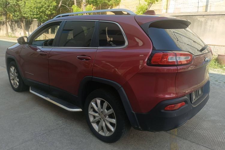 Used  Cherokee 2014 2.4L Luxury Edition
