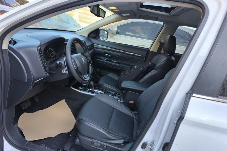 Used Mitsubishi Outlander 2019 2.4L 4x4 Zhi Xiang Edition 5 Seats China VI Standard