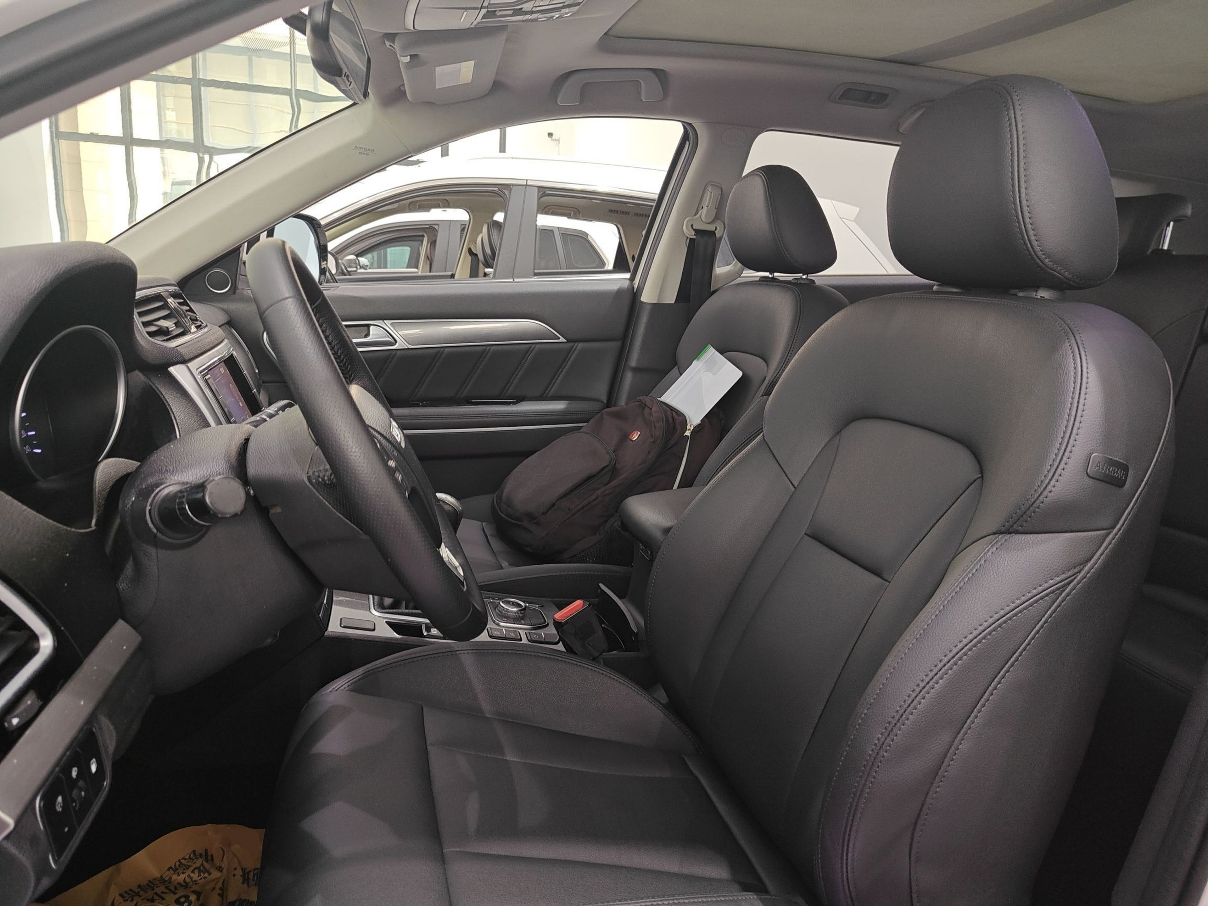 Переднее сиденье в автомобиле