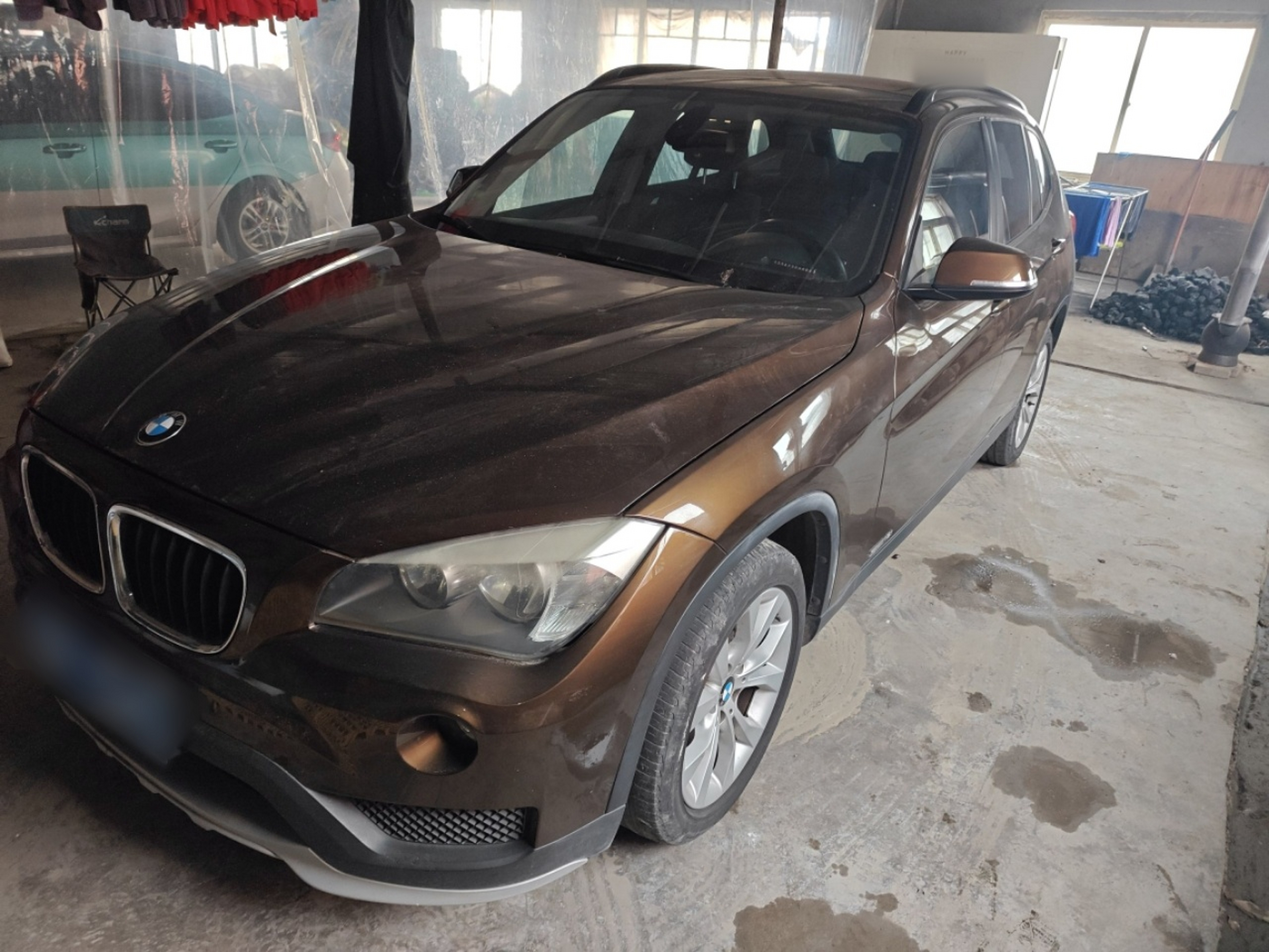 Под передней частью автомобиля