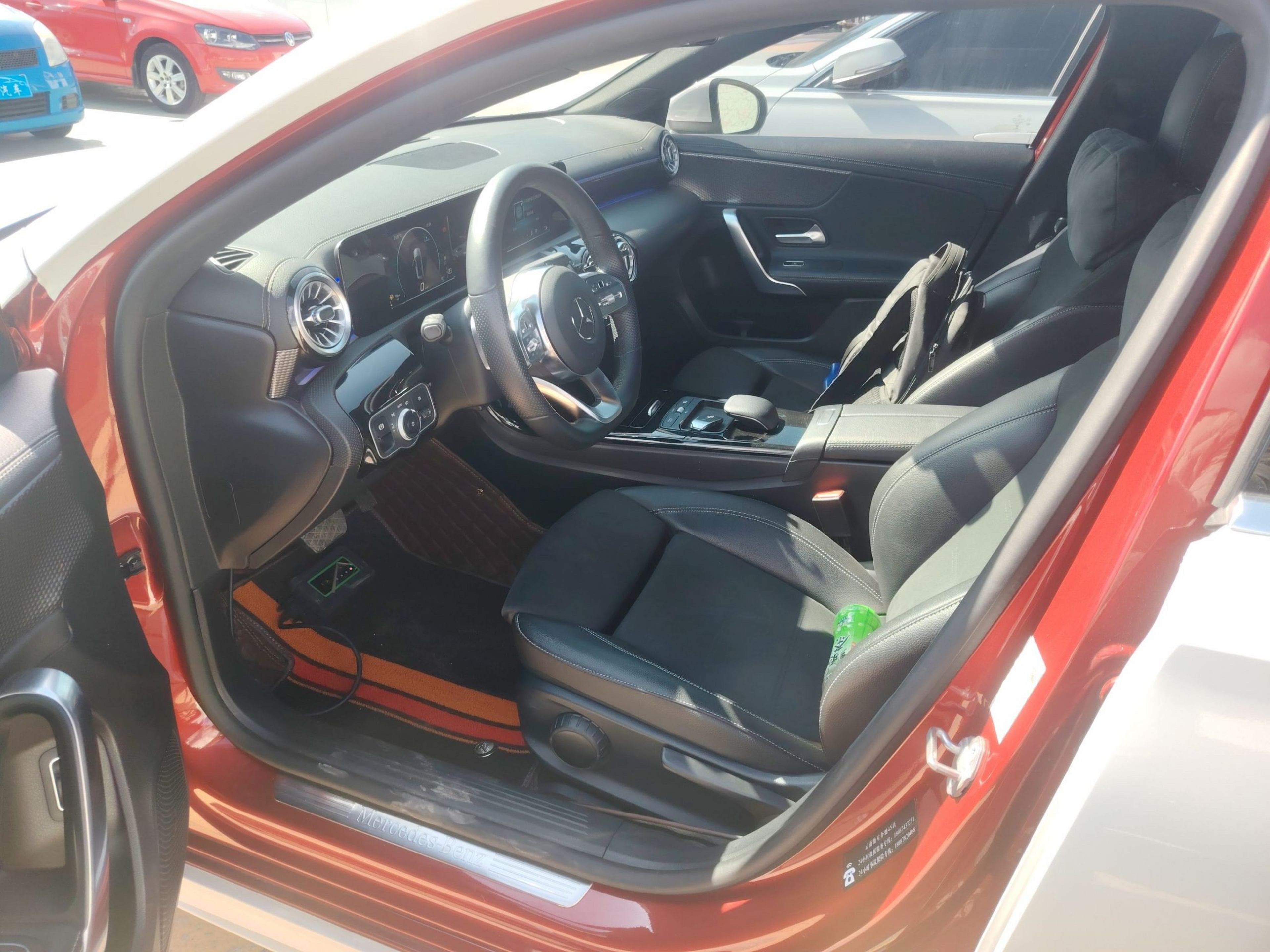 المقاعد الأمامية داخل السيارة