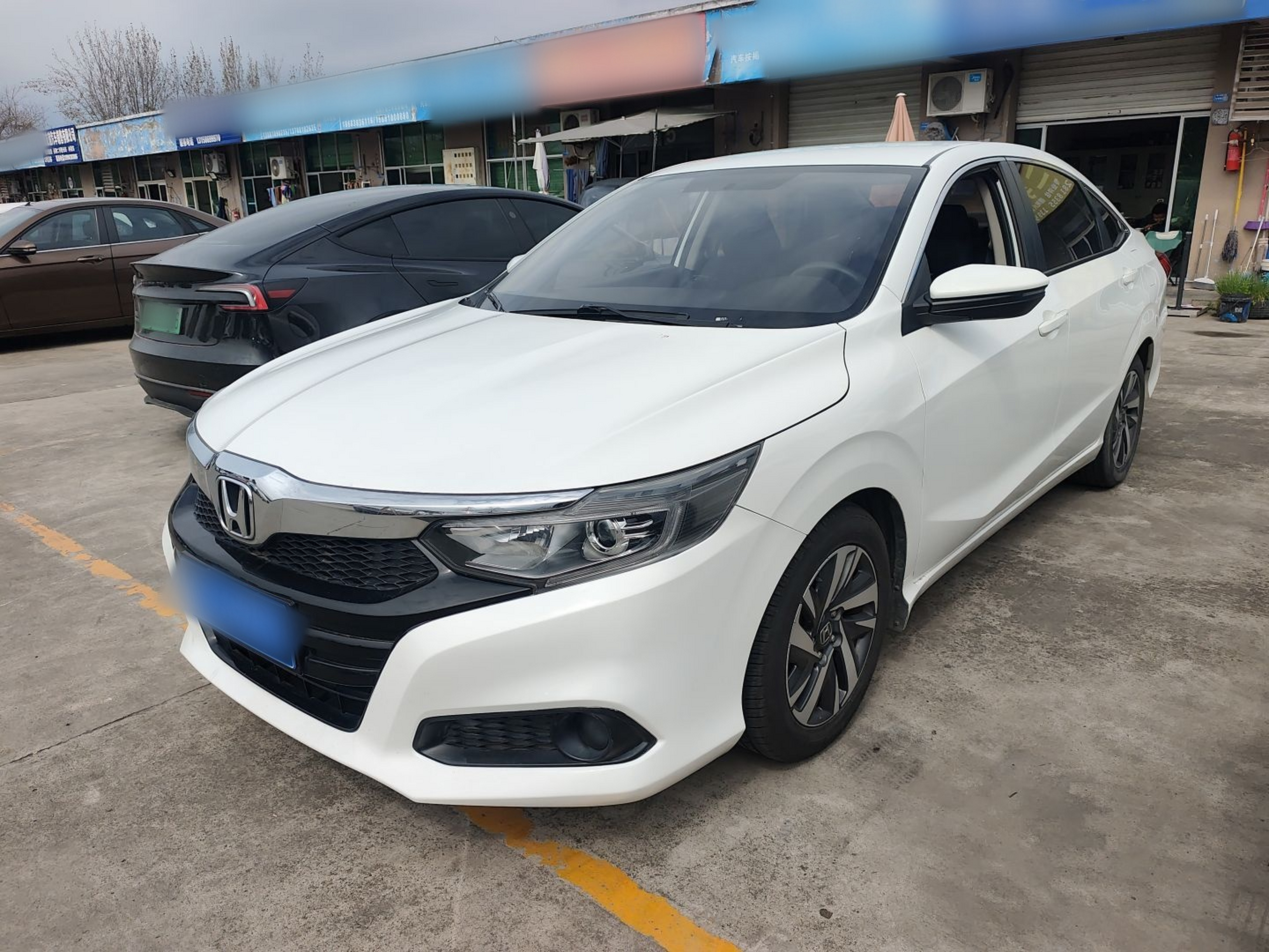 تحت مقدمة السيارة