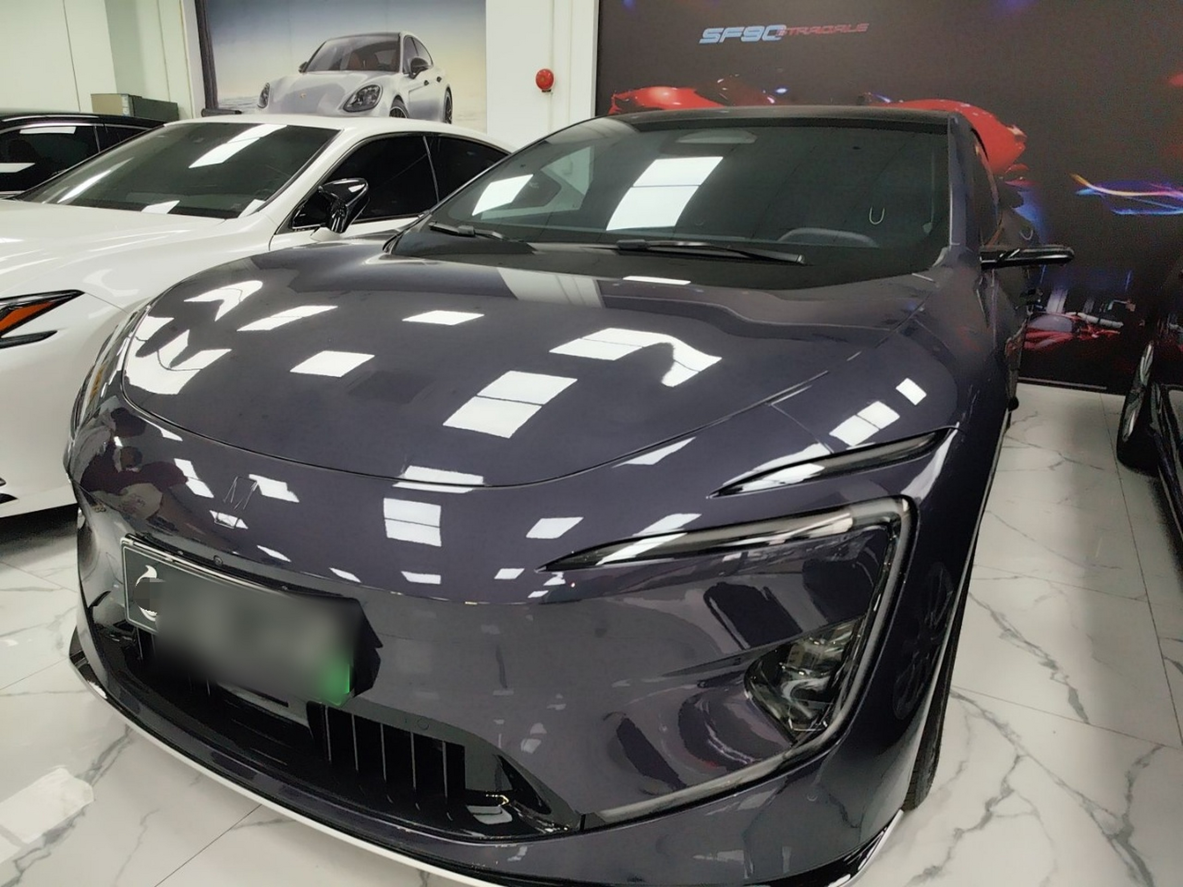 Под передней частью автомобиля