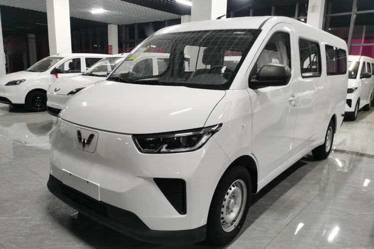 Used Wuling Yangguang 2024 300KM Comfort Version Passenger Van 75kW