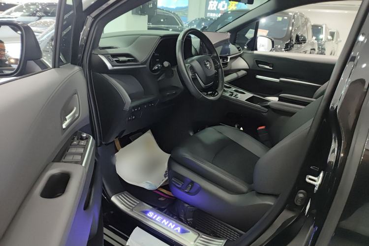 Used Toyota Sienna 2023 2.5L Hybrid Deluxe Edition
