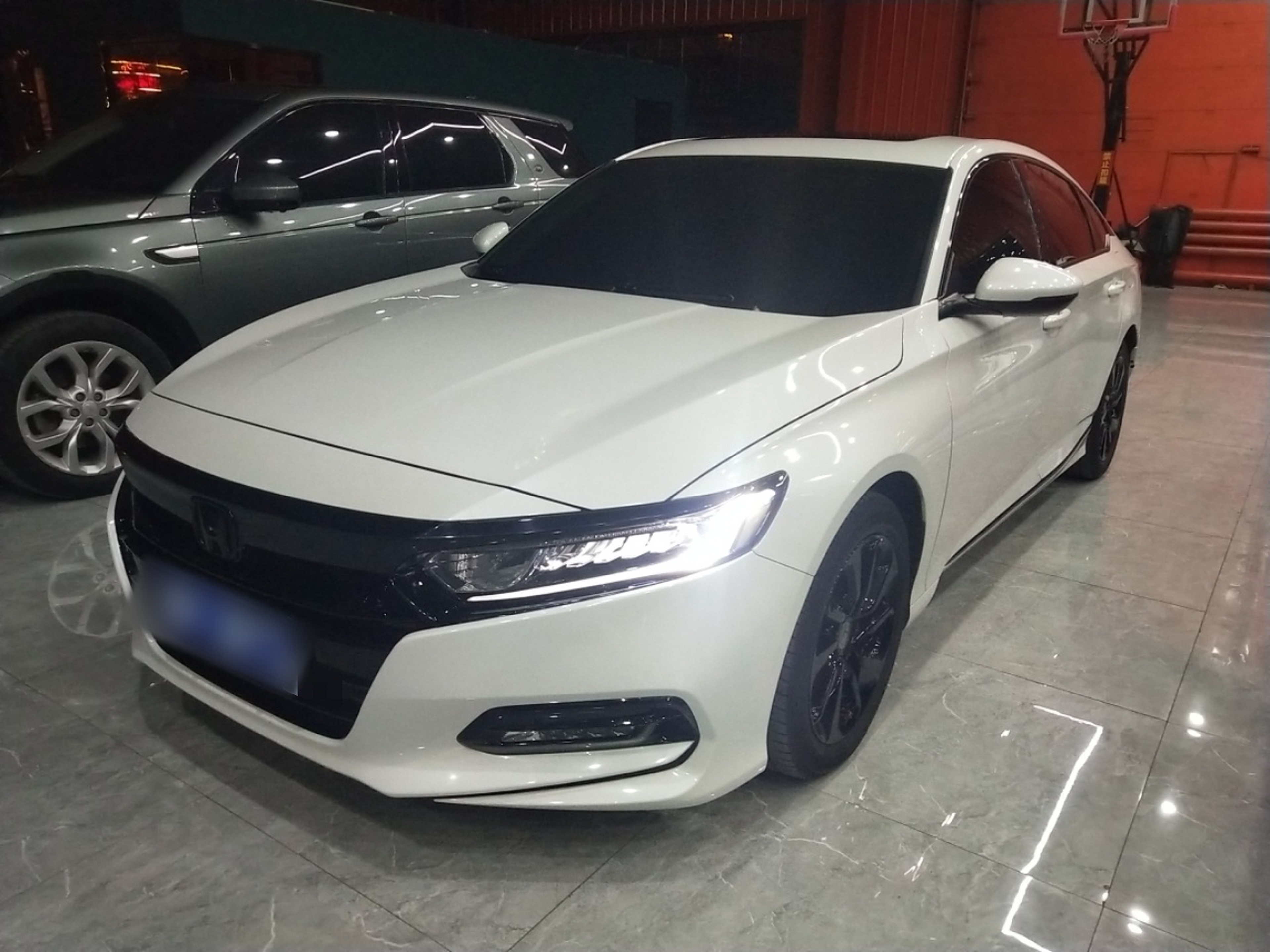 Под передней частью автомобиля