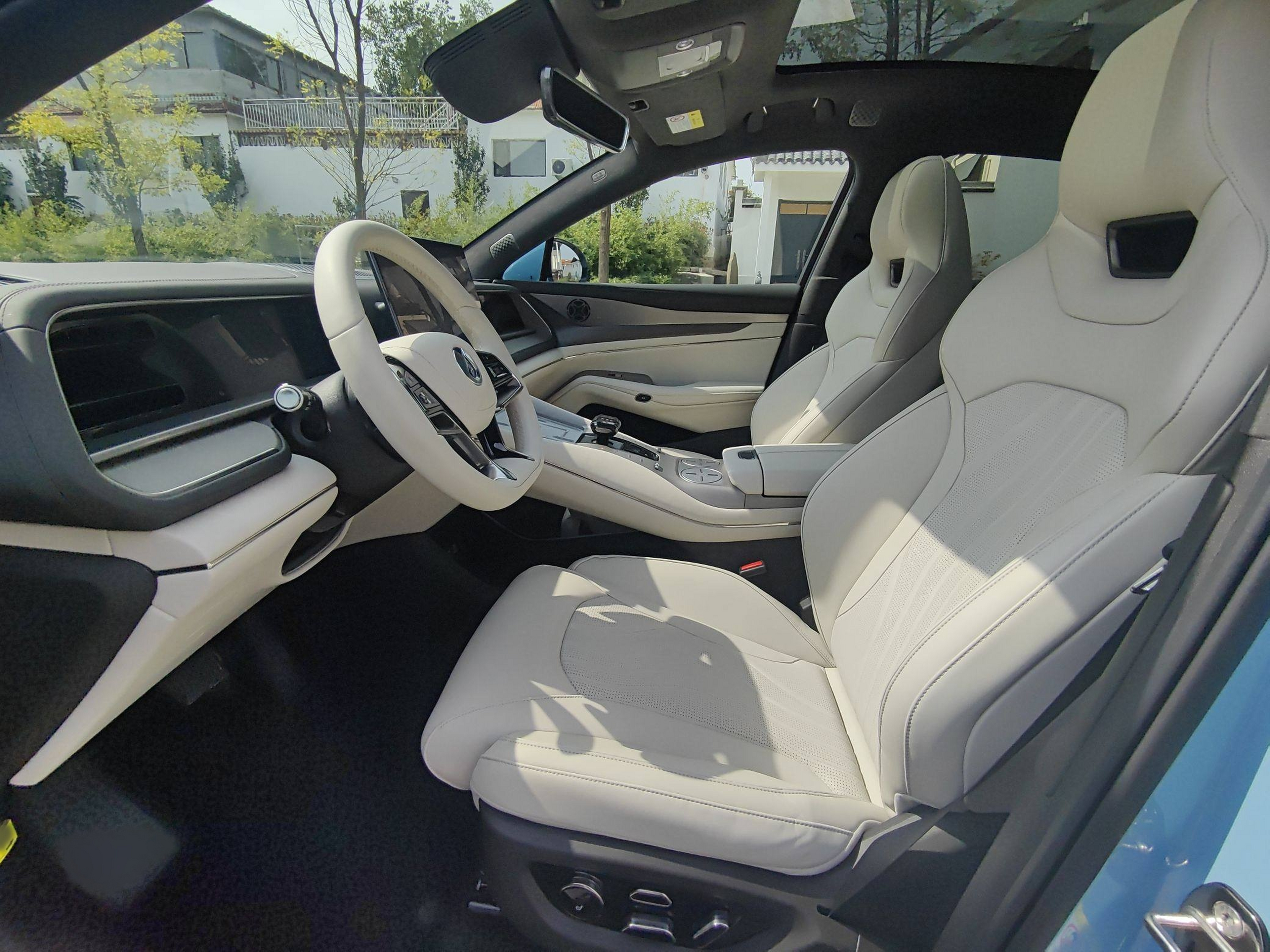 المقاعد الأمامية داخل السيارة