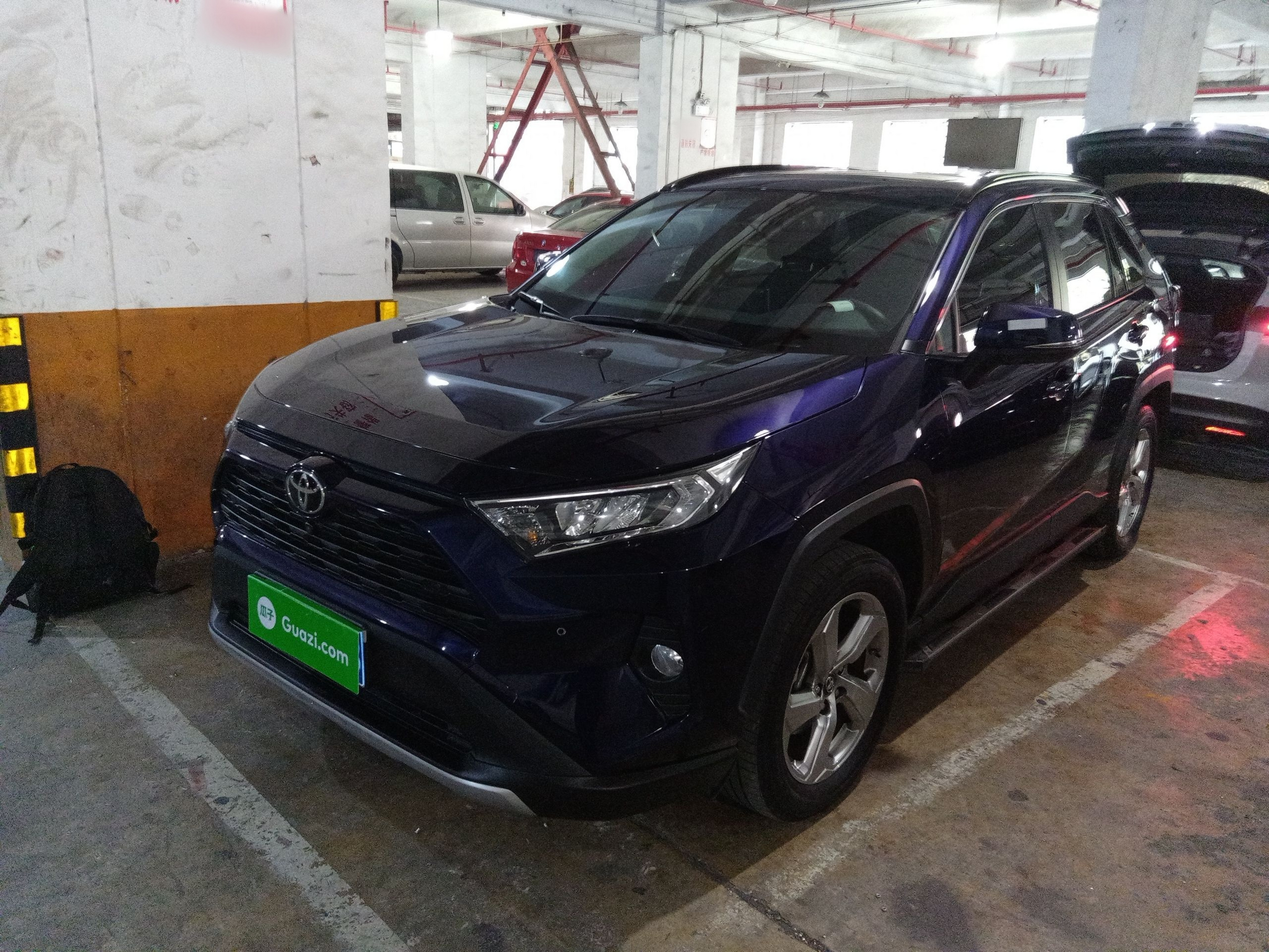 تحت مقدمة السيارة